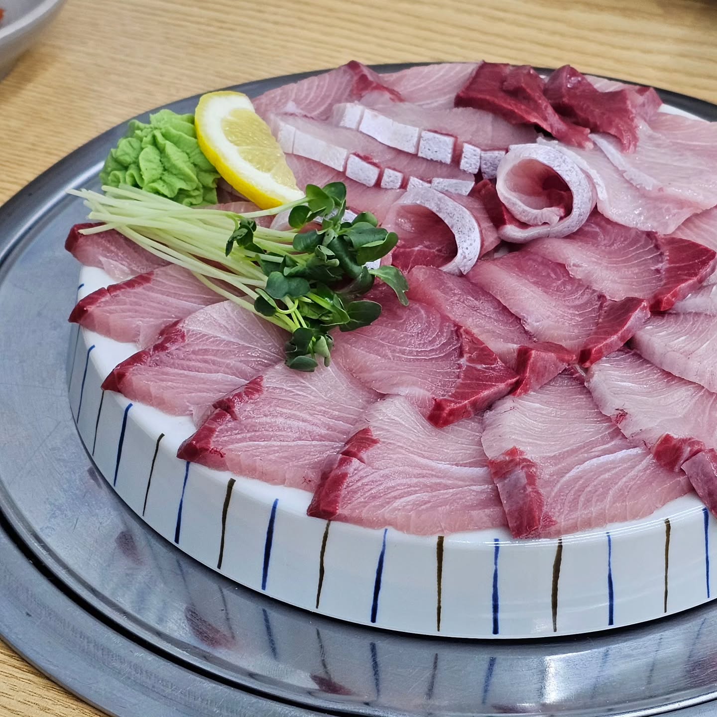 겨울철하면 대방어😍 #대구맛집 #방어 #대구방어 #수성구방어

 #어랑회랑 #대구횟집#대구횟집추천#신천시장맛집

무려 재방문율이 78% 
124만명이 찾아보는 맛집채널 '식도락대학' 굿스푼 맛집으로 선정
셀프바에
놀이방까지
로컬로 소문난 맛덕분에 대구시의 지원을 받아 매운탕 밀키트를 만들어요 

어랑회랑
☎ 0507-1475-8906
대구 동구 국채보상로 797 1층,2층
① 신천역 4번출구에서 902m 
영업시간: 매일 12:00~23:00 
  라스트오더: 22:00 
단체 이용 가능,포장,배달,예약,무선 인터넷, 유아시설(놀이방),남/녀 화장실 구분,유아의자