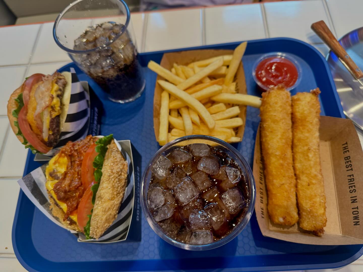 #협찬
딸과 함께 다녀온 다운타우너 가산점‼️
전 직장 근처에서 자주 먹던 그 맛을
집 근처에서도 즐길 수 있게 되어 너무 좋았음👏🏻
내가 주문한 메뉴는 트러플 포테이토 버거와
스파이시 풀드포크 버거, 오리지널 프라이즈,
점보모짜스틱 그리고 음료 두 잔까지🤣
트러플 포테이토 버거는 트러플 향이
가득 퍼지면서도 감자와의 조화가 환상적이었고,
스파이시 풀드포크 버거는
매콤한 맛이 입맛을 돋우기에 충분했음😛
오리지널 프라이즈는 바삭하고 고소했고
점보모짜스틱은 치즈가 쭉 늘어나면서도
겉은 바삭해 정말 맛있었음😘
전국적으로 다운타우너가 계속해서 확장 중이라니
더 많은 분들이 이 맛을 경험할 수 있을 것 같다.
천안 아라리오, 대구 빌리브헤리티지,
샤로수길, 부산 롯데백화점 광복점 등에서도
곧 만나볼 수 있다고 한다‼️
그리고 6월 한 달 동안 배달의 민족과 쿠팡이츠에서
최소 주문 금액 이상 주문 시
2,000원 할인 쿠폰을 받을 수 있고,
각 지역 매장 오픈 시 매장 이용 고객에 한해
선착순 100명에게 쿠폰팩을 증정한다고 함🫢
또한 3만원 이상 현장 구매 시 6개월 간
사용할 수 있는 지류 쿠폰팩을 받을 수 있는데
이 쿠폰팩에는 5가지 혜택이 포함되어 있음👍🏻
⠀
1.주문 금액 상관없이 5,000원 할인 쿠폰
2.디스펜서 음료 두 잔 쿠폰
3.프라이즈 메뉴 중 택1 (치즈버거 제외)
4.5만원 이상 구매 시 1만원 할인
5.버거 1개 주문 시 쉐이커 1개 증정
⠀
꼭 한번 방문해보세요😋
오늘도 잘 먹었습니다🙏🏻
⠀
#가산맛집 #가산수제버거 #가산데이트 #가산데이트코스 #가산핫플 #수제버거 #수제버거맛집 #다운타우너 #다운타우너가산 #서울맛집 #2024