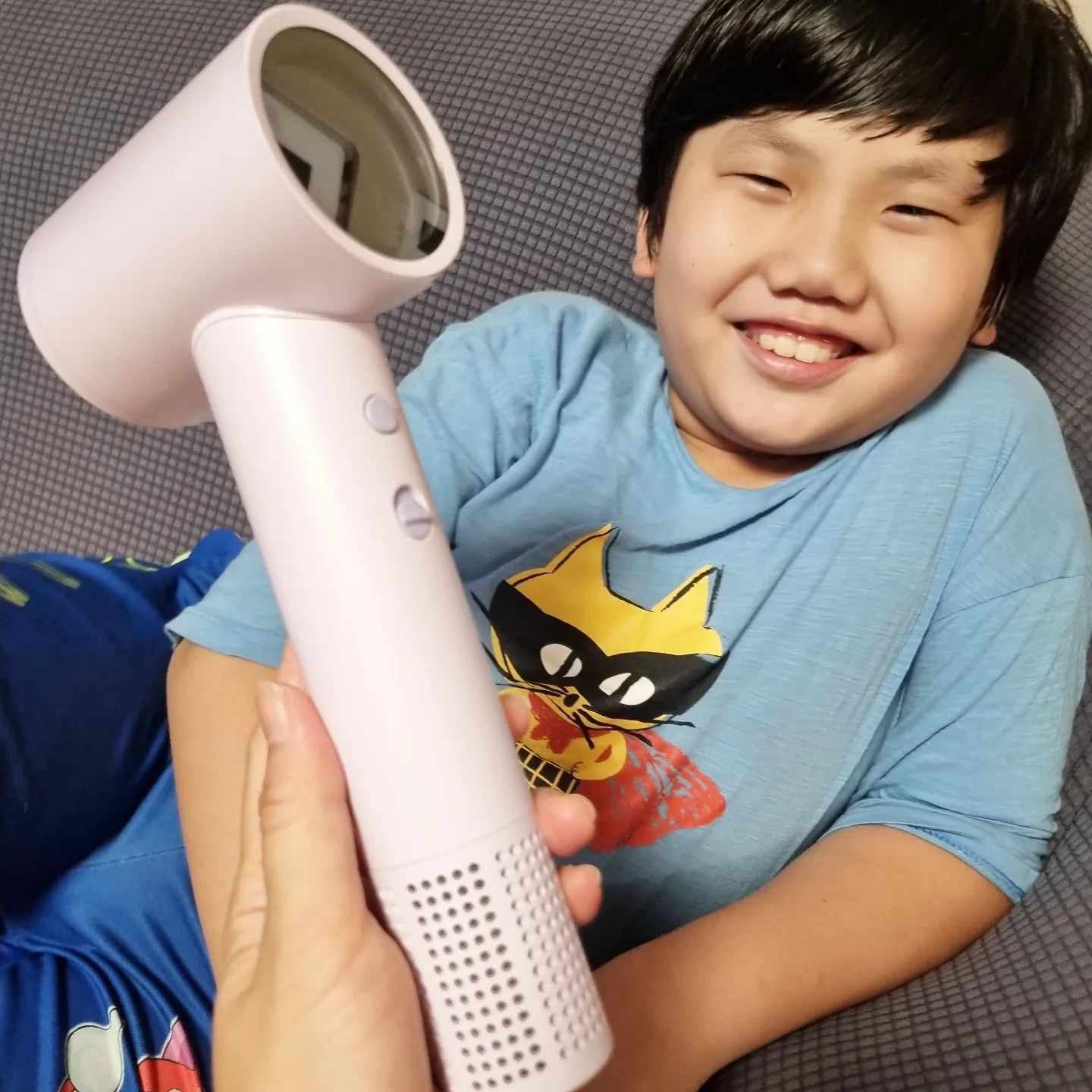 #협찬 시원하게 건조 끝!!

날이  너~~~~~~무 더워
자주자주자주 샤워중
헤어는 바로 건조시켜주는 편인데
오~~~래걸리고 건조중에
더 땀나는 이유🔥🔥🔥😓😓😓

그래서 바꾼 차이슨드라이기
바람 웬걸~😆😆😆🌬🌬
사용후 순식간에 건조
푸석한 느낌도 없고 맘에 들었으~❤️❤️👍

#그래도진짜리뷰 #자세한건네이버검색
#먹거리 #샤오미 #맛집 #미용실드라이기 #가성비드라이기 #육아 #먹방 #일상 #소통 #차이슨드라이기 #드라이기
