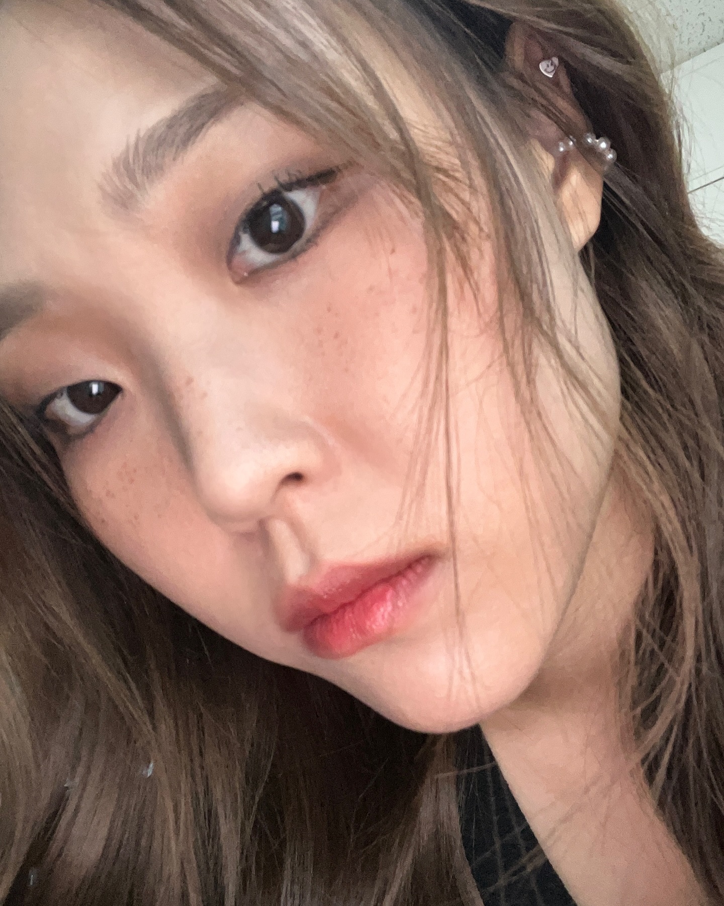 지저분 메이컵 좋아하는 사람🙋‍♀️
차분한 블러셔로 경계 모호하게 전체적으로 베이스 깔기
나머지는 채도뺀 섀도우 쌓고쌓기
섀도우 가루 흘린 느낌으로 주근깨 호로록
마스카라 얹고 얹어서 결은 살리되 깔끔하지 않게(?)
분명 입술 차분하게 했는데 뻘겋게 잡는 아이폰 머냐고....

#메이크업#대구메이크업#서울메이크업#출장헤메#공지확인#DM문의