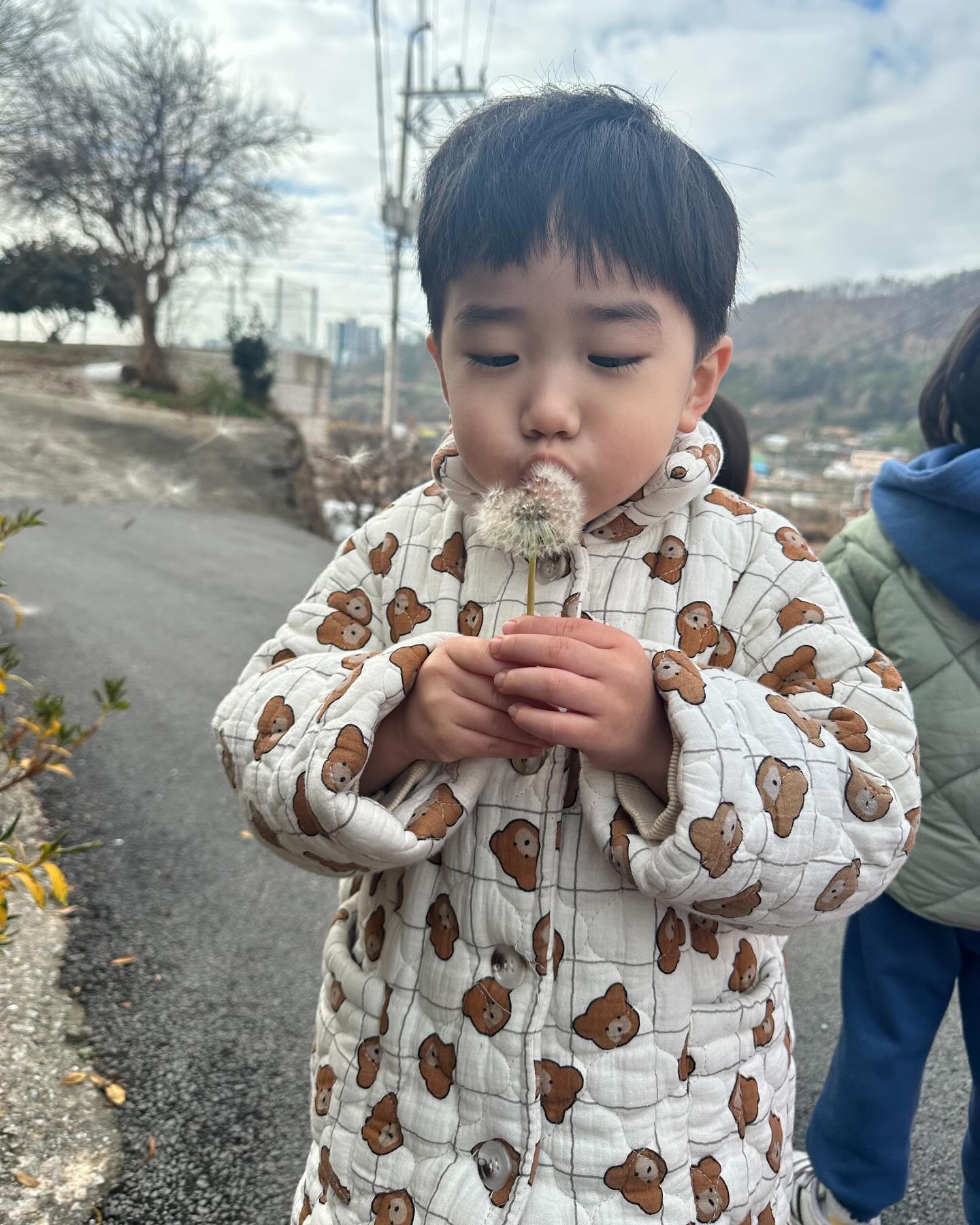 키즈노트사진은 스토리에만 잠깐씩 올리구마는데
울 도치이몽이들 피드박제폭풍요청에 슬쩍🫶🏻
이제 유치원가면 이런 귀여웅 키즈노트사진 매일 볼수없단게 좀 슬퍼효,,🥹