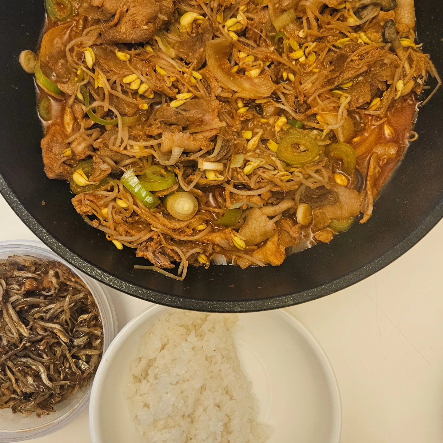 콩불💖막걸리
은근히 둘이 조합이 잘 맞아요!!🥰
달달한 막걸리랑 얼큰한 콩불이 너무 맛있더라고요

📍미트웍스 제육용 고기를 활용하여 콩불을 만들어 봤어요
콩나물만 있으면 바로 요리 뚝딱입니다👍

📍구매링크
https://m.smartstore.naver.com/meatworks/
#콩불 #콩불레시피 #막걸리 #막걸리한잔 #지평막걸리 #집밥 #집밥스타그램 #밀키트 #먹방 #먹스타 #먹스타스램 #먹팔