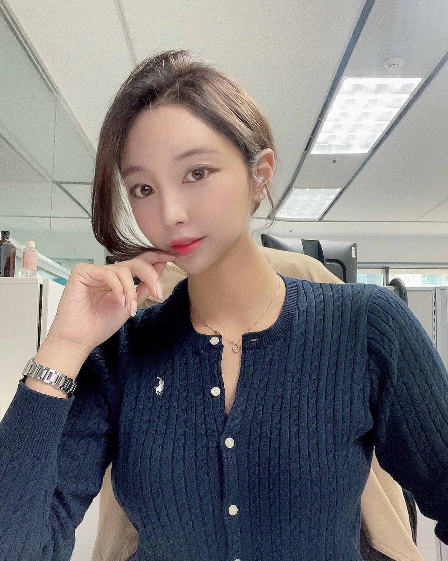 #주말마감 🔔 아직 고민이셨던분들은 이제는 구매해주셔야할때 !

이번에 놓치면 이번년도 
7만원대 핫딜
마지막 이라구요 🥹🥹

현재기준 베스트컬러 알려드릴게요 
✔️폴로 피마코튼 가디건 
브라운>블랙 
✔️폴로 걸즈 가디건 
네이비>블랙 

정말 어떤걸 구매하셔도 후회없으실거예요💕
요 가디건들은 슬렉스/ 청바지 / 치마 / 츄리닝등 어디에도 다다 잘어울리거든요 

내일도 오전10시전 구매시 당일발송 해드릴게요 📦

📌#폴로공구 last chance

#폴로가디건 #폴로가디건공구#가디건추천 #직장인코디룩 #대학생코디