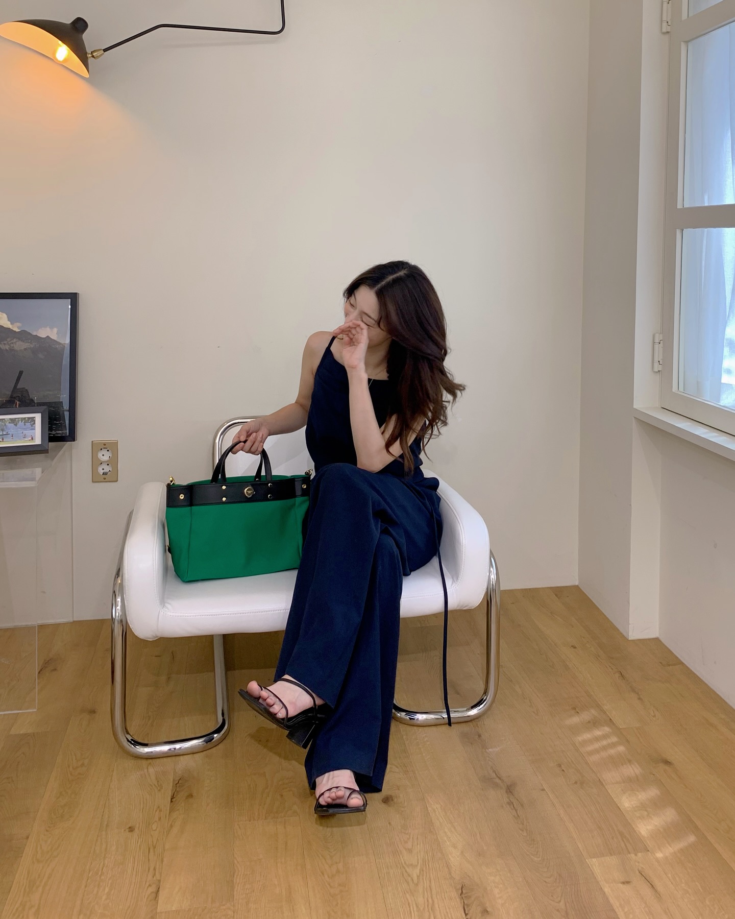 헌치 hunch__official 점프슈트입구 가볍게 가방 💚으로 포인트주기!