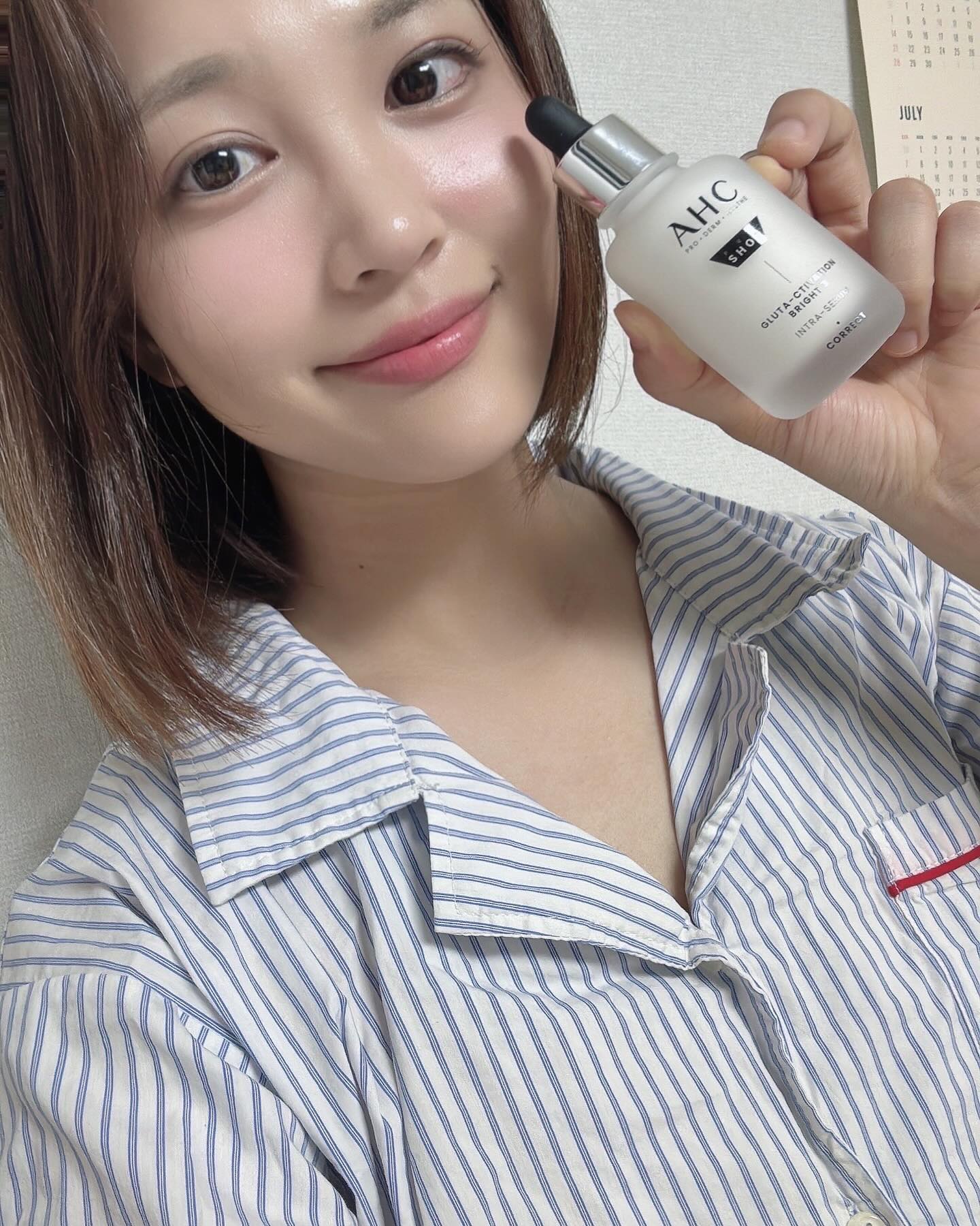 #광고

올 여름 자전거에 빠져서 피부가 홀라당 다 탔어요!
이제와서 뒤늦게 잡티며 미백 다 잡을 수 있는 제품들은 없을까
기초제품들을 뒤적이고 있었는데,

이 제품이 제일 미백에 효과가 톡톡하더라구요!
화장품 명가 #ahc 의 #프로샷세럼 입니다!

✔️일단 제형이 쫀득쫀득한 게, 피부에도 그대로 올라와서
피부도 쫀-쫀-해져요
✔️흰 제형 보이시나요, 일주일 내내 아침저녁으로 사용했더니
이제서야 조금 생기도 찾고 밝아진 것 같더라고요. 
찾아보니 브라이트닝 효과가 무려 +20%까지! 있대요.
✔️무엇보다도 향이 진짜 좋아요.
여름철에 무거운 제형, 파우더리한 향은 괜히 꺼려지는데 
아로마향이 기분도 평온하게 해주고 기초만 발랐는데도
관리받은 기분이 들더라고요.

저처럼 여름철 칙칙해진 피부로 고민이 되신다면,
올리브영에서 프로샷세럼을 찾아보세요!

#15그램 #15그램뷰티 #15그래머 #AHC #AHC프로샷 #AHCPROSHOT #잡티토닝프로샷 #잡티토닝세럼 #AHC세럼 #올리브영세럼 #올리브영세럼추천 #세럼추천 #올영추천템 ahc.official 15gram.official