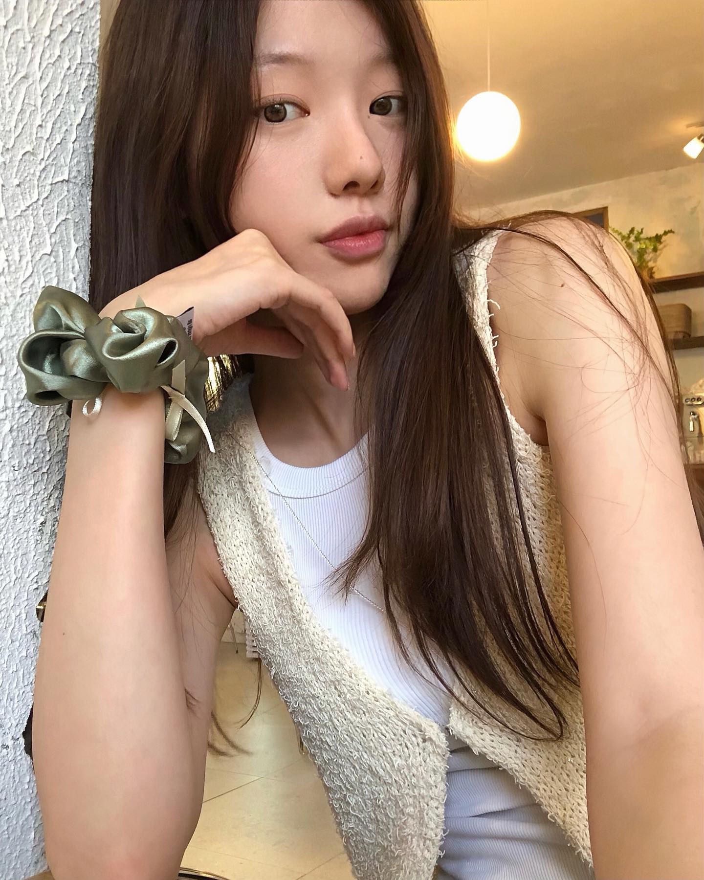 #제품협찬 hapakristin_kr winc_app

올리브렌즈가 이렇게 자연스럽다니 🫒 어두운 동공을 오묘하면서도 은은히 밝혀주는 비터스윗 크리스틴 올리브

참고로 저는 평소 직경 12.5 정도의 자연스러운 렌즈를 선호하는 편인데요!👀 비터스윗 크리스틴은 직경12.4로 부담없이 동공안에 들어와서 데일리렌즈로 딱이더라구요🫶🏻

같이 온 올리브색 스크런치는 미니 리본이 포인트로 너무 귀엽죠!🎀

#하파크리스틴 #비터스윗크리스틴 #하파시그니처 #홍채렌즈 #올리브브라운렌즈 #올리브렌즈 #데일리렌즈 #웜톤렌즈 #컬러렌즈 #렌즈추천 #하파렌즈