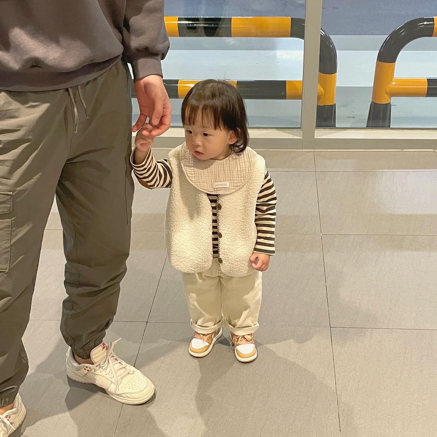 ꕀ 
아빠 옆에 있으니 확실히 쪼꼬미 👧🏻🤍

요즘들어 18개월보다 더 힘든 19개월
18갤이 제일 힘든줄 알았는데 아니었네 🤦🏻‍♀️

자기주장 더 강해지고 뭐든지 다 거부하고
거기다 짜증까지 늘어나 괜한 물건에 화풀이
드러눕거나 엄빠까지 때려서 걱정가득..

원래 이맘때는 다 그런건지
아무리 단호하게 말해도 그때뿐이고 😮‍💨
계속해서 알려주는 방법밖에 없겠됴.... 휴

사진은 귀여웠던 지난 주말 나들이 기록

#19개월아기 #육아일상 #육아고민 #육아기록
