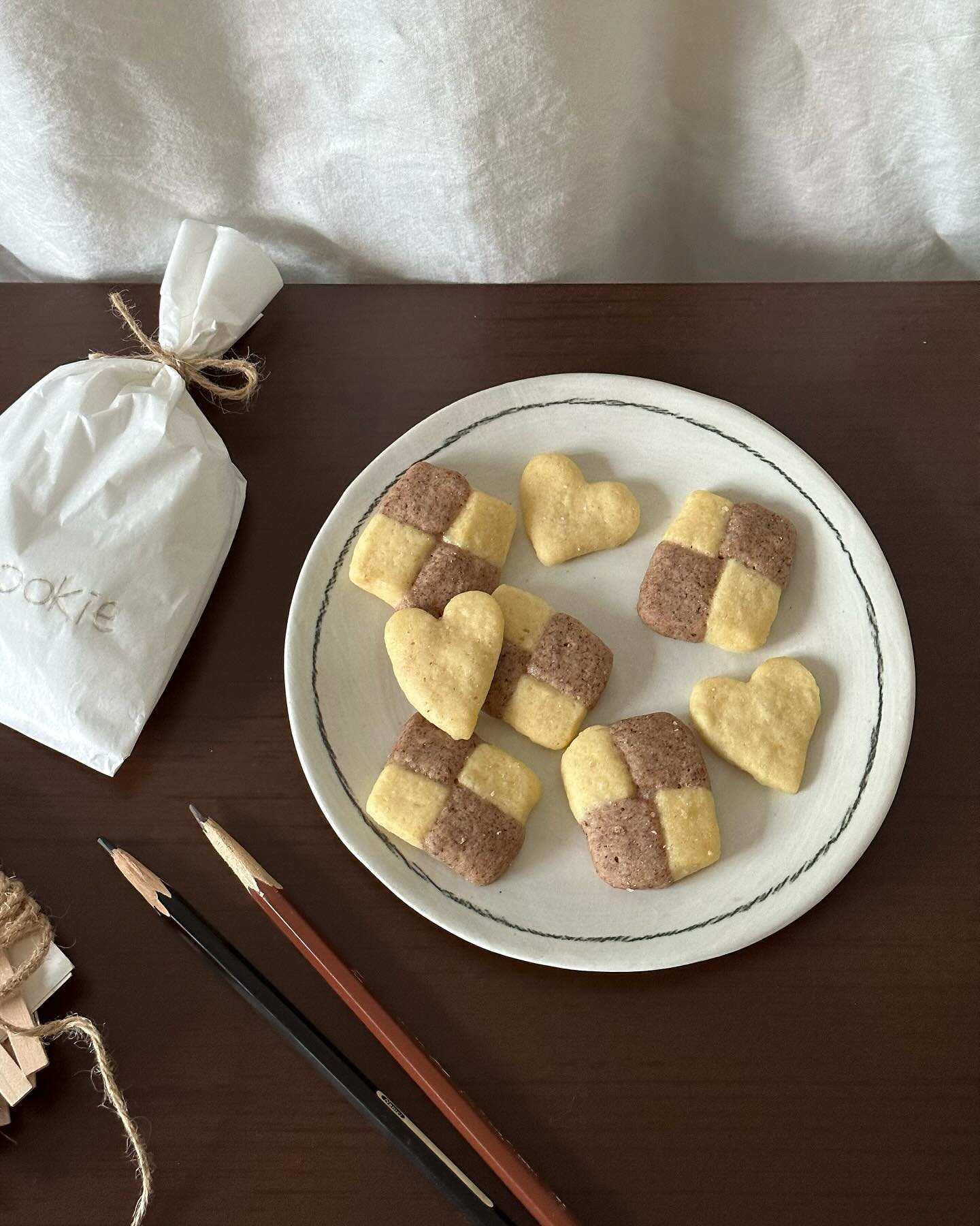 오븐도.. 에어프라이기도 없이 만든 전자레인지 쿠키 ㅋㅋ 이게 되는 게 신기하고 맛있어서 어이가 없었던 내 첫 쿠키 🍪