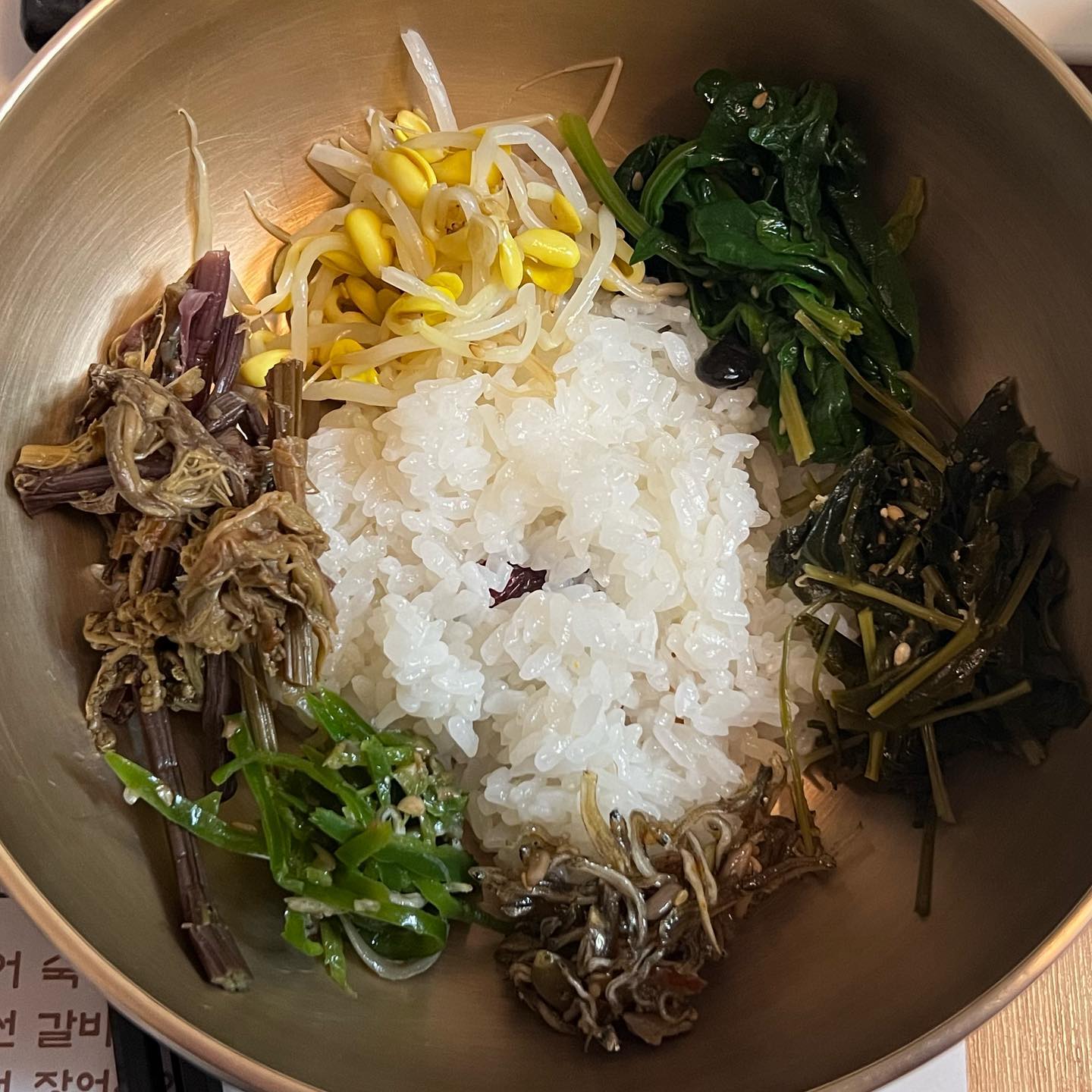 오늘은 한정식 코스로 나오는 청라연에 다녀왔어요💚
프라이빗 룸으로 되어 있어 상견례, 가족행사, 모임장소로도 많이들 찾는곳이더라구요! 전 1인 32,000원 해가빛상으로 먹었는데 전복장+떡갈비+장어구이+돌솥밥+반찬 8-9개 이상 나왔어요. 
정말 맛있고 나올땐 배 너무 불러 힘들더라구요😝

#대구상견례장소#청라연
