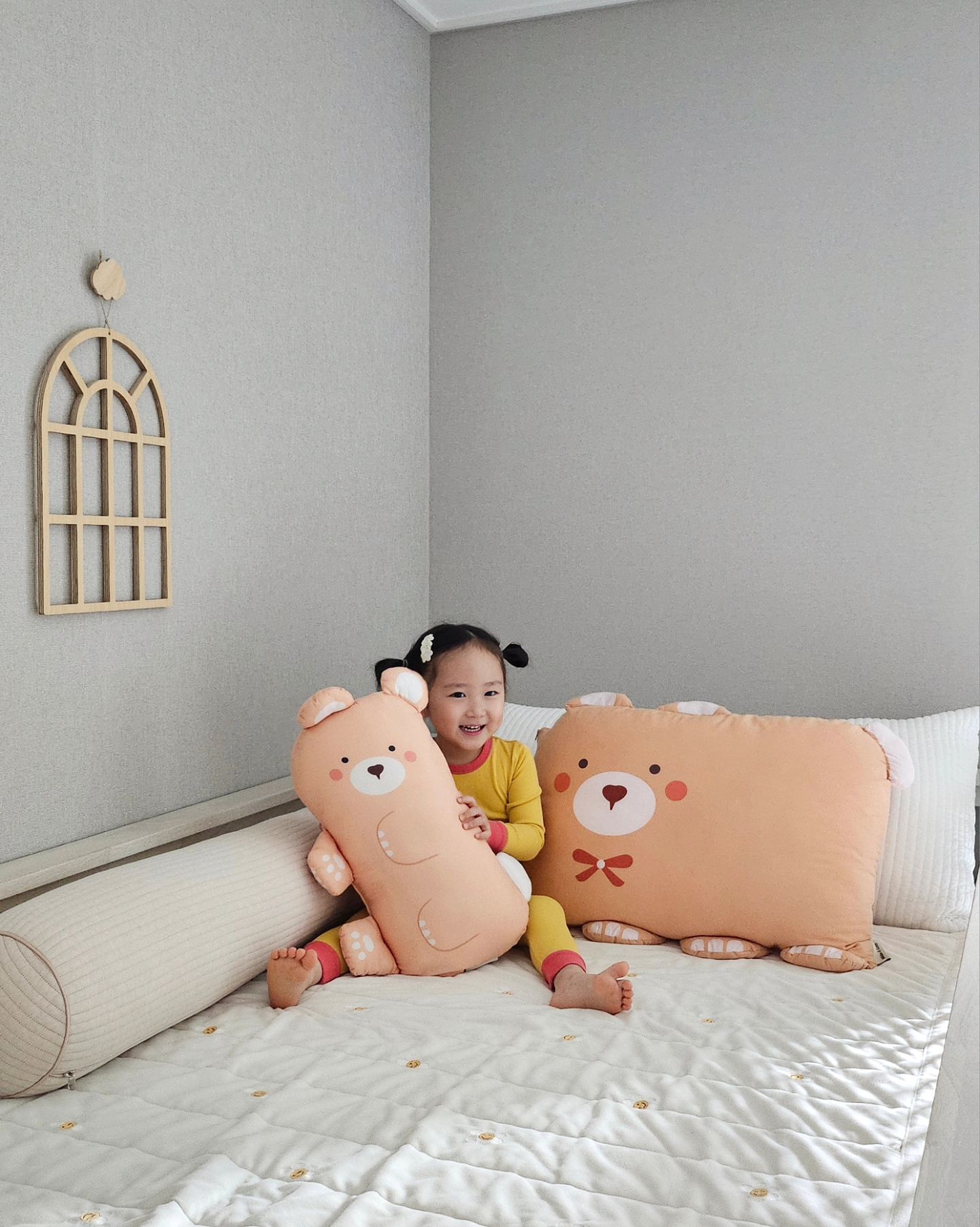 #제품제공 #밀로앤개비 단짝친구

우리 지유의 단짝친구 샌디를 소개해요🧡🧡🧡
원래 있던 밀로앤개비 동물베개랑 세트로
침대에 놔주니 세상 포근하고 귀여운거 있됴?!!

안고 뒹굴뒹굴 놀기도 하고
때론 인형처럼 때론 베개로🤗🤗
허그베개는 지유의 찐친이 되었답니다~~

petitelin_official
miloandgabby_official

#아기베개 #유아베개 #애착베개 #애착인형 #어린이베개 #허그베개 #밀로랜드 #분리수면 #밀로앤개비베개 #아이방꾸미기 #어린이날선물