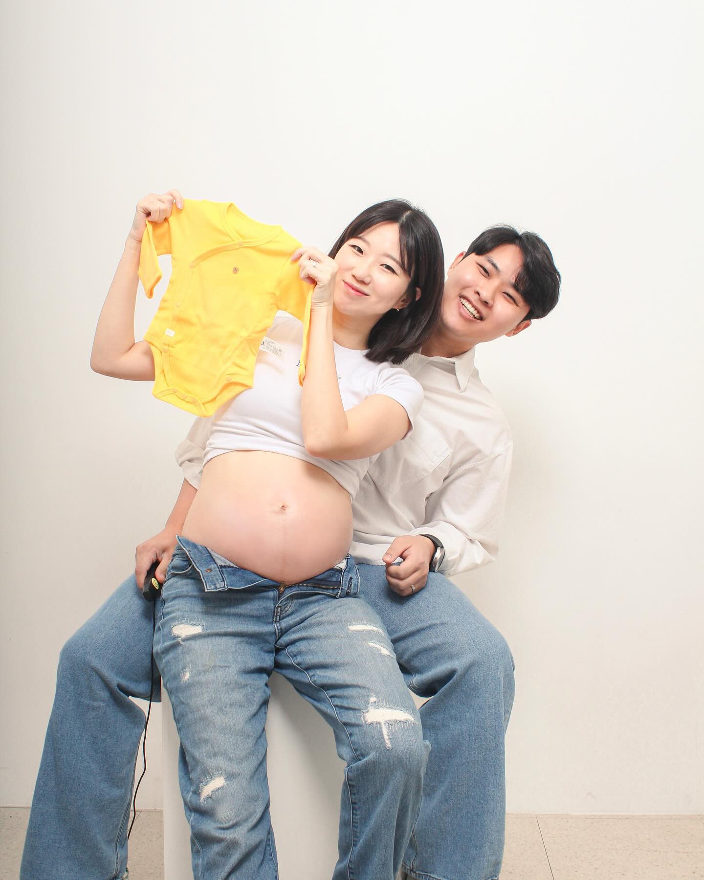 #셀프만삭 🤰🏻✨
23년 마지막날 찍은 만삭아닌 만삭사진.
해피해피 밝은ver.

찐 만삭전에 우리끼리 걍 재미로 찍어보자했는데
사진 많이 찍어본 짬바 어디안가네..
스튜디오촬영은 또 안해도 될거같아😊😄🤣

cocoa_studio__ 🤎