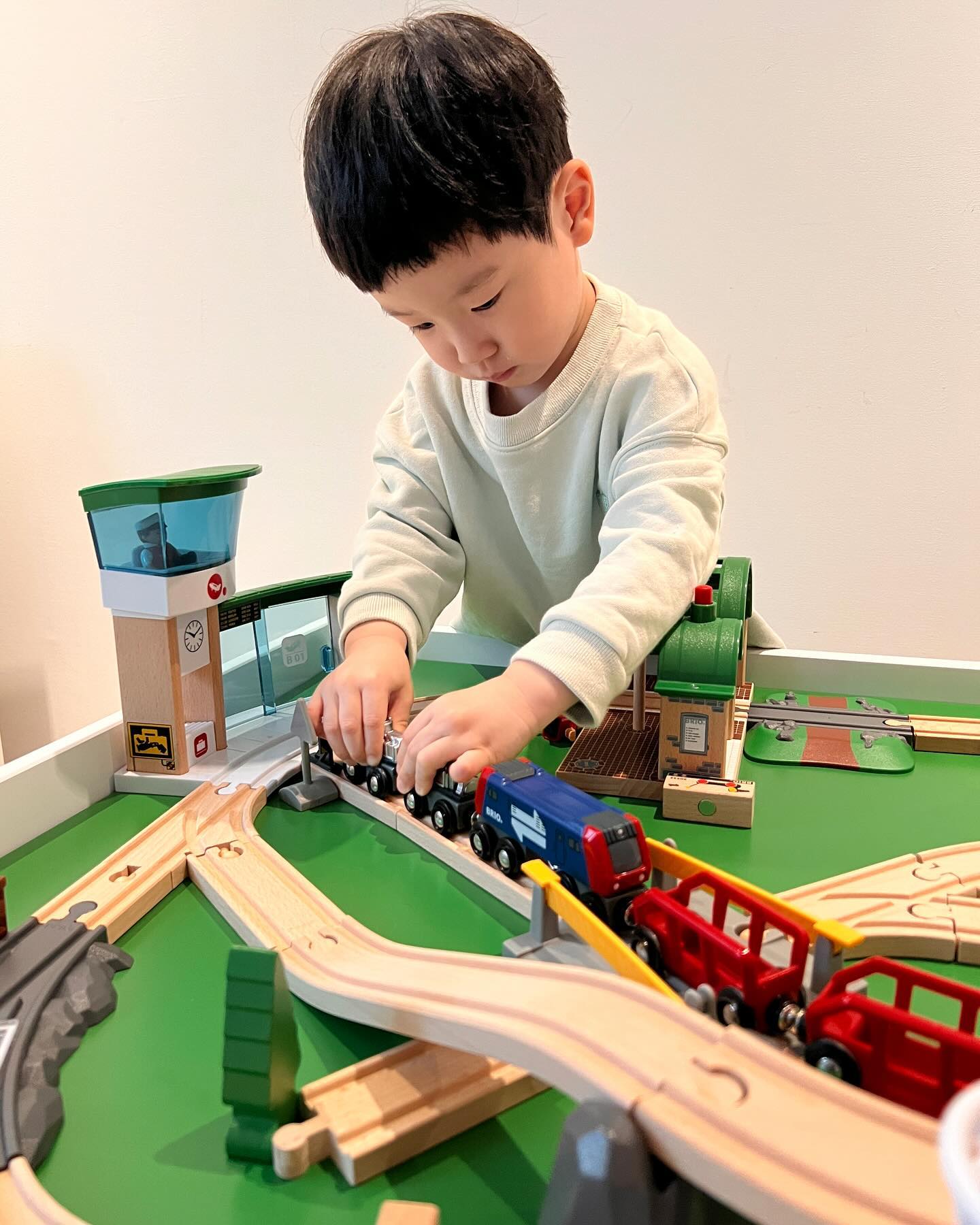🚂브리오 기차놀이.. 
백화점 갈때 보고 맨날 눈팅만 했다?

브리오 정식 수입 및 판매사인 아이큐박스와 
정식으로 진행하는 브리오 기획전 오늘이 막차입니다.

평소 세일가로 만나보기 어려운 제품인데요.
필요하신 분들 정가 대비 훨씬 저렴하게
이번 기회에 겟하시길요.😁👍🏻

[현재 주문 가능란 제품 리스트-일부 품목 품절]

01) 클래식플레이테이블(33099), 
02) 디럭스기차놀이세트(33052), 
03) 월드디럭스기차세트(33766), 
04) 디럭스화물기차세트(33097), 
05) 화물운송기차세트(33165), 
06) 여행기차세트(33512), 
07) 동물농장기차세트(33984), 
08) 화물기차세트-스타터(33878), 
09) 사파리기차세트(33720), 
10) 지하철기차놀이세트(33513), 
11) 월드-소방기차(33844), 
12) 경찰밴-33825, 
13) 여행전동기차(33506), 
14) 터보트레인(36003), 
15) 전동기관차-레드(33592), 
16) 전동기관차-그린(33593), 
17) 월드-소방서(33833), 
18) 주차타워(33204), 
19) 구조헬리콥터(36022), 
20) 비행기-33306, 
21) 신호등(33743), 
22) 레일스타터팩-13pc(33394), 
23) 레일확장팩-11pc(33401), 
24) 레일확장팩-16pc(33402), 
25) 빌더작업대(34596), 
26) 아기걸음마-블랙(31351), 
27) 피에로쌓기놀이(30120), 
28) 풀어롱기린(30200)

🎁구매 인증 이벤트
오늘 자정까지 구매하신 분들중 
선착순 3분께 추가로 (금액 무관)
4만원 상당의 플레이모빌 50주년 전시회 초대권 
1인 2매씩 보내드릴게요. 
제게 DM 또는 댓글 남겨주세요.

👇🏻프로필 하단 링크에서 기획전 확인가능
eunwoo_papapa

#브리오공구 #브리오기차놀이 #브리오기차