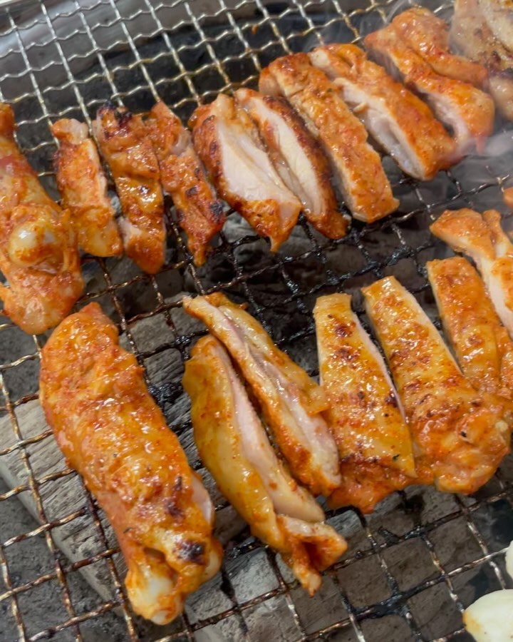 #협찬

고급 참숯을 사용하고 있어서 참숯향 물씬나는 닭갈비🐔❤️
농가닭갈비는 생방송투데이에도 소개된 맛집으로 
신북거리에 숯불닭갈비를 유행시킨 원조 노포맛집이예요! 

담백한 간장숯불닭갈비와 매콤한 양념숯불닭갈비
둘다 너무 맛있음! 파절이+상추무침이랑 같이 먹으면 더 맛있음!
양도 생각보다 꽤 많아서 진짜 배부르게 먹읕 수 있어요👍🏻

사이드로 시킨 겉은 바삭하고 속은 쫀득한 감자전과 
매콤+달달한 막국수는 양념이 자극적이지않아 닭갈비랑 잘 어울렸어요

✔️애견동반가능
✔️넓은주차장

📍#춘천 #농가닭갈비 
강원 춘천시 신북읍 신샘밭로 622-5
🕓매일 11:00 - 20:00 매주 수요일 정휴

#춘천맛집 #춘천맛집추천 #닭갈비맛집 #닭갈비