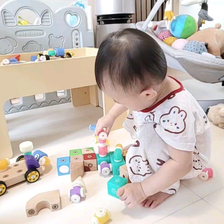 블럭놀이에 진심인 애기😍
앞에서 사진을 찍던
동영상을 찍던
집중한 입술이 너무 기엽다😚

블럭이 야광이라
블럭놀이 하다가 
이불 뒤집어 쓰고
야광보여줬는데 
계속 하라해서
엄마 머리 산발🙈

#아기교구 #돌아기블럭 #돌아기장난감
#돌아기교구 #교구추천 #돌아기놀이
#집에서놀기 #집콕육아 #집에서아기랑놀기 #소근육발달놀이 #협응력발달