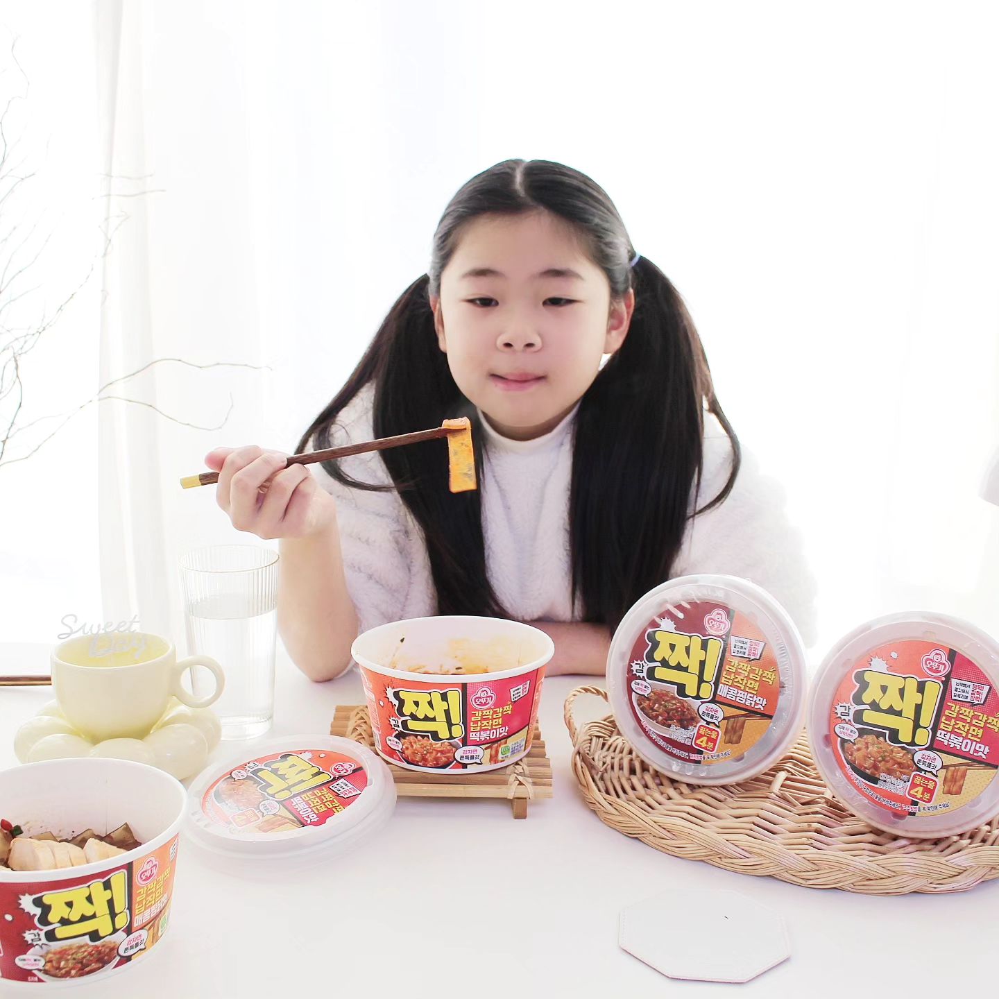 #협찬
.
맵부심 요즘 아이 방학이라 간식템을 쟁이고 간편식을 찾게 되는데요^-^
감자로 만든 입에 짝 붙는 깜짝 놀라게 맛있는 감짝감짝 납작면~!
매콤찜닭맛, 떡볶이맛 2가지로 신상라면이 있어서 바로 먹어보았지요:D
.
감자전분으로 만들어 시간이 지나도 퍼지지 않고 재미있는 식감을 즐길 수 있는 납작감자면으로~!
납작면 조리할 때 손으로 꼭 풀어주어야하는데요,!
물버리기전 건더기 스프넣고 물버리고나서 액상스프 넣어 비벼서 드시면 되니 정말 간편하죠:)
평소 찜닭 혹은 떡볶이에 납작당면 드시던 분들 간편하게 즐겨먹기 너무 좋을것 같아요👍🏻
.
게다가 감자당면이라 매콤찜닭맛 325kcal, 떡볶이맛 350kcal 부담스럽지 않은 칼로리로,!
매콤찜닭맛은 닭가슴살, 떡볶이맛은 치즈를 넣고 전자레인지에 30초만 추가로 조리 하셔서 드시면 더욱 맛있답니다ㅎㅎ
.
지금 오뚜기몰에서 "깜짝 할인쿠폰" 다운로드 받고 만나보아요♡
https://www.ottogimall.co.kr/front/promo/event/232?utm_source=viral&utm_medium=revu&utm_campaign=gamjjak 
.
.
.
ottogi_daily
#오뚜기 #감짝감짝납작면 #납작당면 #매콤찜닭 #떡볶이맛 #신제품출시 #신상라면 #편의점신제품 #편의점꿀조합 #라면레시피