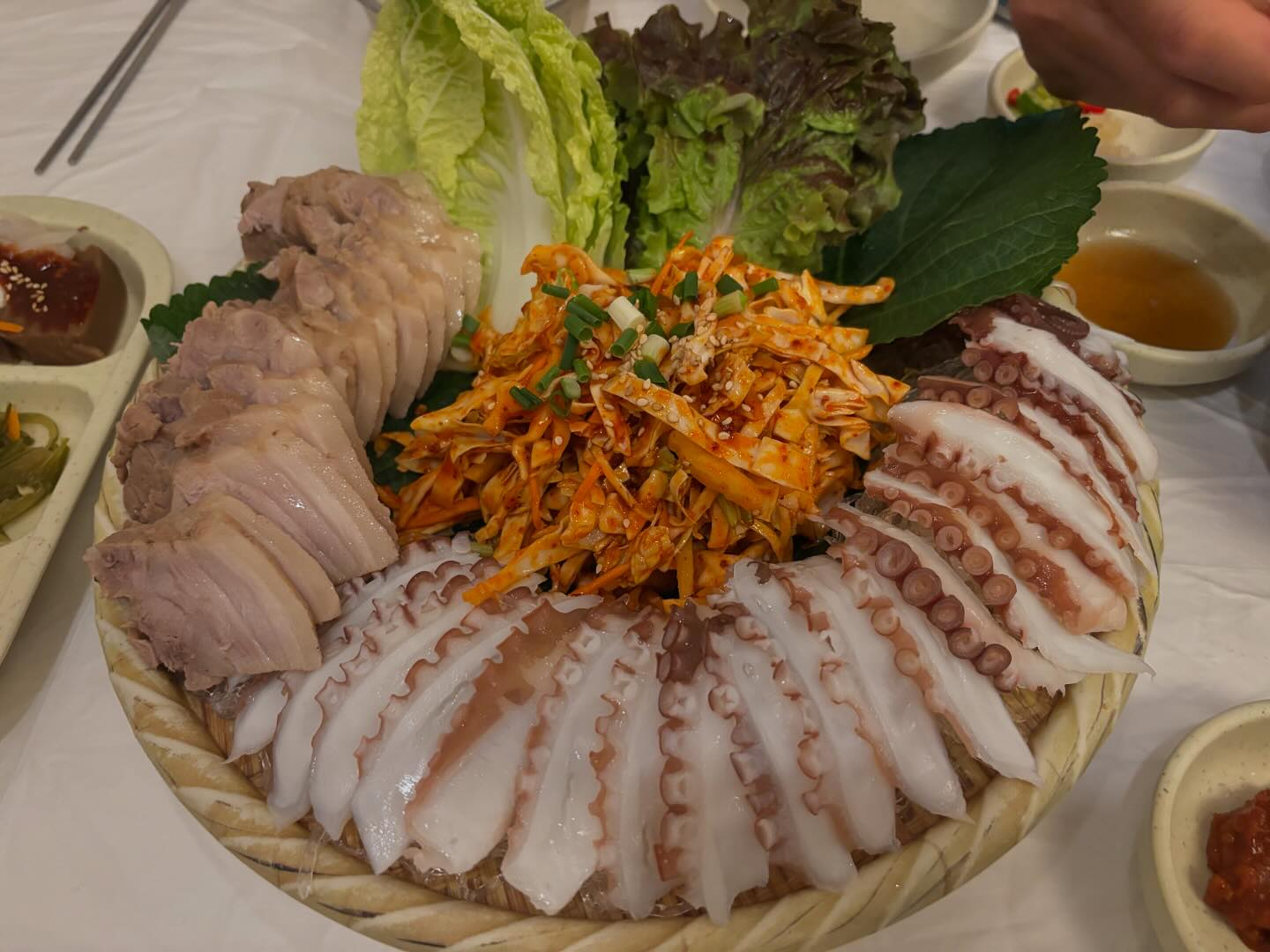 야외 테이블에서 먹고 싶었지만
대기가 22팀이더라 ㅋㅋㅋㅋㅋㅋ
그나마 실내는 3팀 ㅋㅋㅋ
나 이거 먹고 갈꺼라고 1시간 기다림
다른메뉴도 맛보고 싶었지만 
다음을 기약하며....
.
.
.
#부산#다대포해수욕장#다대포맛집#다대포할매집#문어삼합#장어추어탕#올빚곡주5#맛집탐방#좋아요