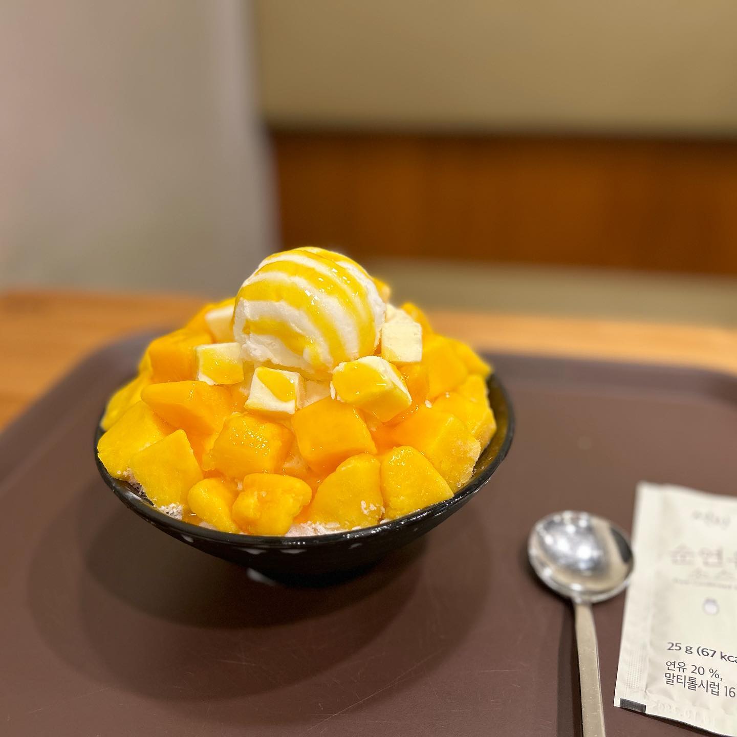 #혼자아닌척 
생망고가 넘 먹고싶어서~ 
망고빙수라도  먹으러 왔다. 
.
#망고랑망고스틴 먹으러가보자! 
#조만간비행기타야지 🤪
 
#설빙망고치즈빙수 #망고 
#꿩대신닭 #뭐든잘먹어