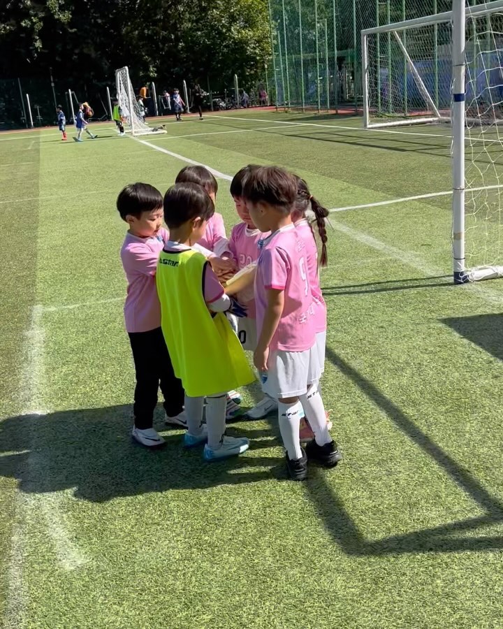 5세때 시작한 축구
올해는 참여할수있었던 축구 페스티벌
하루종일 뛰고 경기한 하루
경기라고 하기엔 ㅋㅋㅋㅋㅋ
한번도 못이기고 ㅋㅋㅋ골도 못넣었지만 
남강피닉스에서 
유일하게 실력상관없는 행복축구팀이라 괜찮았음 ㅋㅋ
다른팀 친구들 실력👍🏻👍🏻

모두가 받는거지만 
그래도 트로피받아서 행복한 둥이들 
경품추첨했는데 둥이 아니랄까봐
나란히 축구공 받음 ㅋㅋ
여러모로 행복했던 하루🩵

#의둥이#아들둥이#쌍둥이기록#축구#남강피닉스#가을운동회#어린이축구