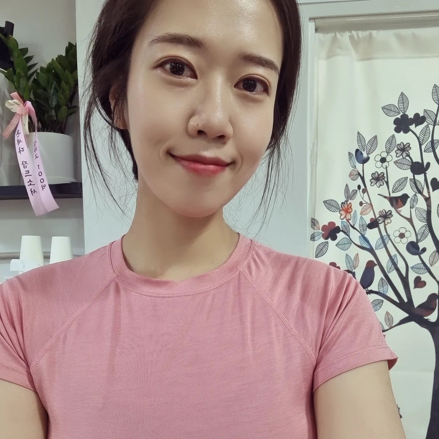 🩷여러분 저 사업을 시작했어요🩷

바빠서 정신없다가 오픈한지 
2주가 지나서야 정신이 차려지네요🤣

여자의 평생 숙제인 다이어트를 하며
끊임없이 운동하다가 운동도 하고
내 건강도 챙길 수 있는 사업에
욕심이 생겼는데 좋은기회가 생겨서
바로 계약해버렸숩니다👐👐

사업이란게 어렵고 힘들다하지만
누군가의 건강을 챙기고
내 건강도 챙길 수 있는일이라
하루하루 에너지뿜뿜하는중❤️❤️

갑작스러워서 급얘기했는데도
축하해준 내친구들 너무 고마워ㅠㅠ🩷

이제 다이어트 고민은 나에게 오라👋
출근복이 된 운동복이 아직 어색하지만
힘내서 화이팅🤩

#아자아자화이팅 #다이어트고민은나에게