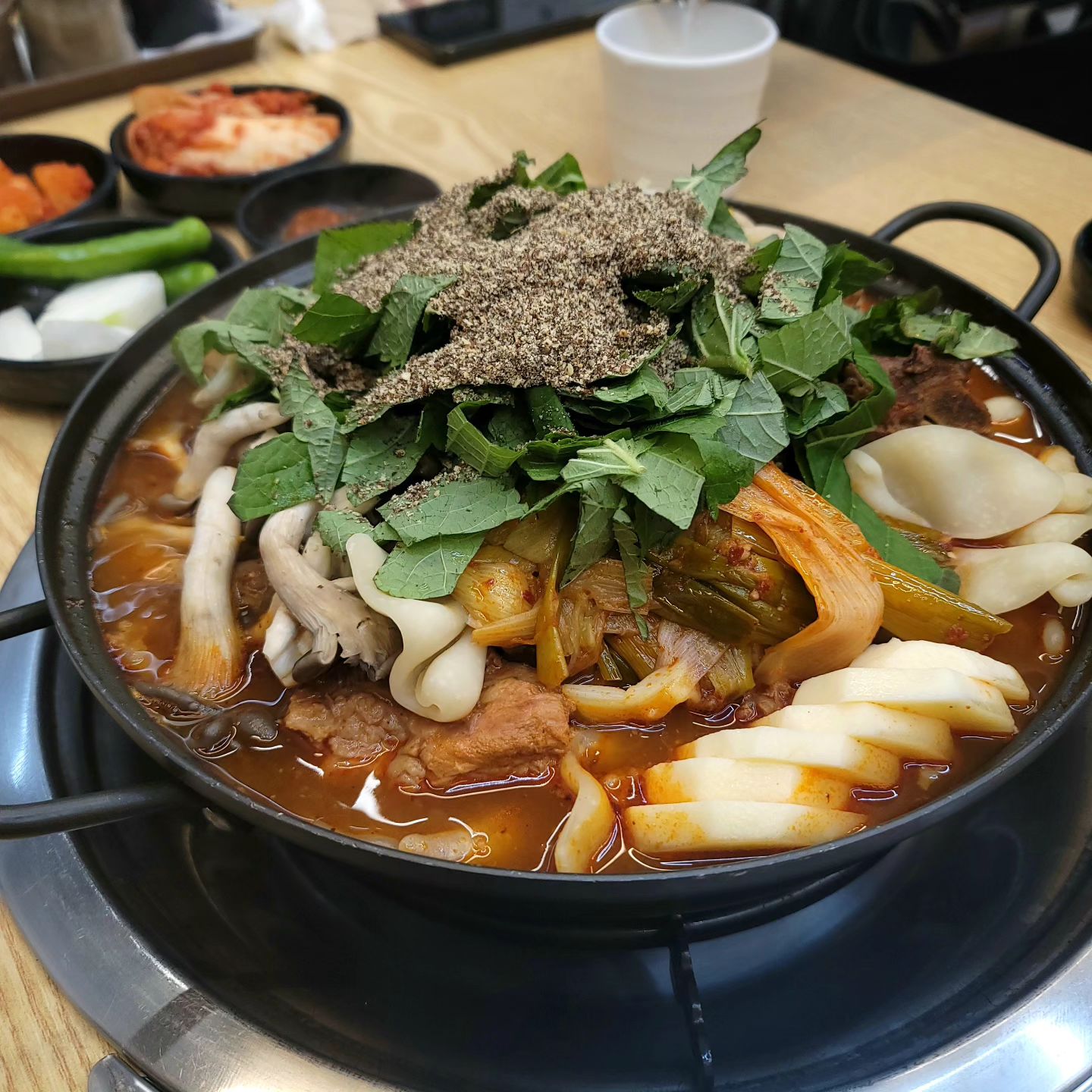 ⠀
술 마신 다음날 해장하러 방문한
천만해장국감자탕
뼈다귀 해장국으로 먹을 계획이였지만,
볶음밥이 2,000원으로 적혀 있어서 감자탕소자로 주문!
⠀
여긴 김치가 찐이에요!배추김치도 맛있고,깍두기도 굿!
⠀
각종 버섯과 야채들이 들어가 있어 끓이면 끓일수록
맛이 진해져서 다시 술 생각이 나는 맛ㅎㅎ
⠀
뼈에 살이 진짜 많이 붙어 있어서 살 발라 먹는 재미도 있고
다 먹은 후에는 치즈볶음밥 2개까지 볶아서 먹고,
추가로 뼈다귀 해장국 포장해서 집에서 저녁으로 먹었어요ㅎㅎ
양도 완전 푸짐하시고 사장님도 친절하세요.
⠀
⠀
경기 화성시 남양읍 화성로 1067 1동 1층
영업시간 05:30-22:00
매주 화요일 정기휴무
⠀
#화성맛집 #화성밥집 #화성남양맛집 #화성감자탕
#화성남양읍맛집 #화성해장국 #화성회식 #화성점심
#남양감자탕 #남양해장국 #남양읍밥집 #화성데이트맛집
#남양읍해장국 #남양맛집 #남양뼈해장국 #남양한식
#천만해장국감자탕 #화성인기맛집 #남양인기맛집
#화성뼈찜 #감자탕맛집 #jmt
⠀