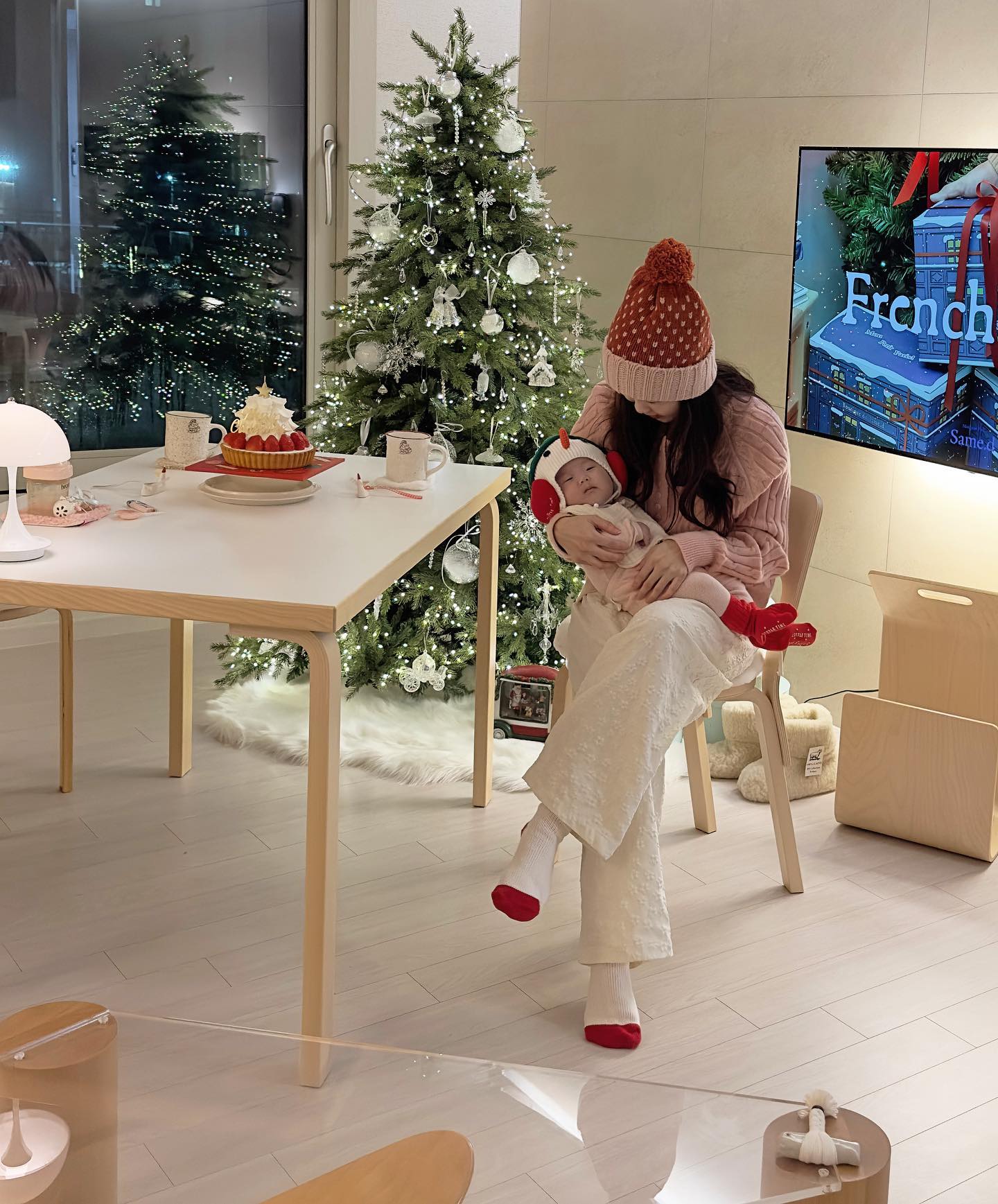 🤰🏻임신+👼🏻출산+👩🏻‍🍼육아+🏙️이사까지..
정말 바쁘고 힘들기도 했던 2023년이지만, 이렇게 하나씩 이루어내고보니 너무 뿌듯하다. 무엇보다 둘만 있을 때에는 느끼지 못했던 또 다른 행복을 느끼며 새삼 뭉클해지네🥹(+고마운 남편)
모두들 얼마남지 않은 2023년 연말 행복하게 보내세요오 ♥️