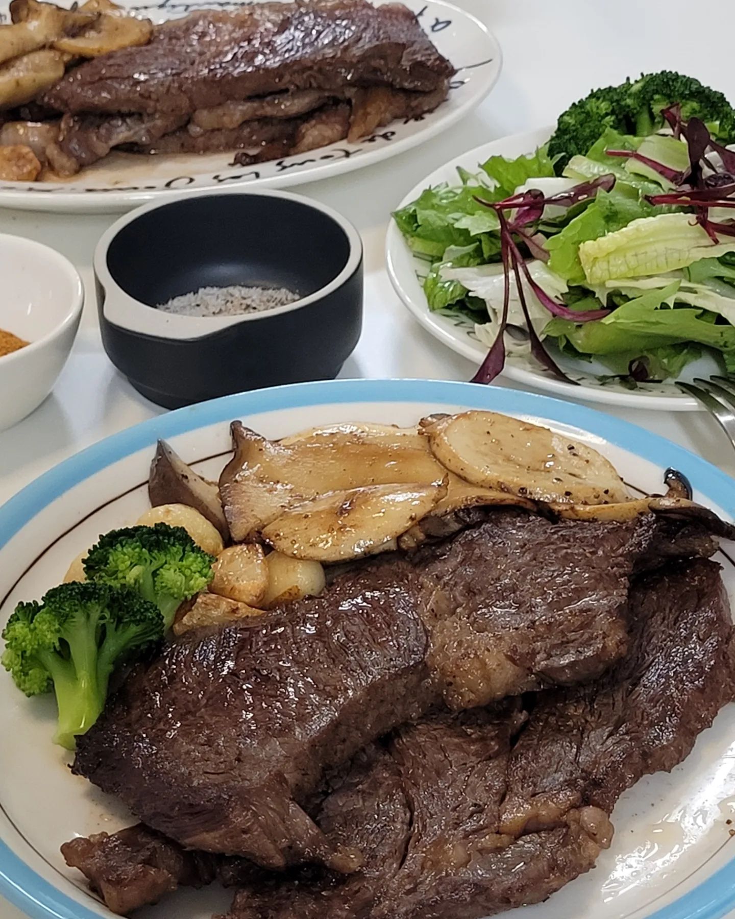 안녕하세요 코리아 쿨타임되면 스테이크 먹는 냉편입니다.

저희 부부는 어느정도 쿨타임을 가지면 꾸준히 먹는 음식이 몇개 있습니다.

그 중 하나가 바로 소고기인데요.

소고기는 훌륭한 단백질 공급수단이기 때문은 아니고 그냥 맛있어서요.

맛있어서.

그 외의 이유는 없습니다.

이번 고기는 이마트 수입산 윗등심인데요 합리적인 가격 20000원어치 사왔습니다.

고기만 있으면 너무 고기죠?
가니쉬로 새송이와 마늘, 그리고 브뤄컬리너마저까지

기름지니까 후레쉬 샐러드까지 해서 탄단지 맞췄습니다.

이 균형있는 식사 맛까지 있어 최고였네요.

저는 물러나볼게요. 그럼 이만.

#고기 #소고기 #스테이크 #스테이크하우스 #스테이크맛집 #집밥 #우리집 #부부밥상 #부부테이블 #원테이블 #음식 #요리스타그램 #먹방 #좋아요 #좋아요그램 #좋아요반사 #좋아요반사테러 #좋반테 #소통해요 #소통러 #찐소통러