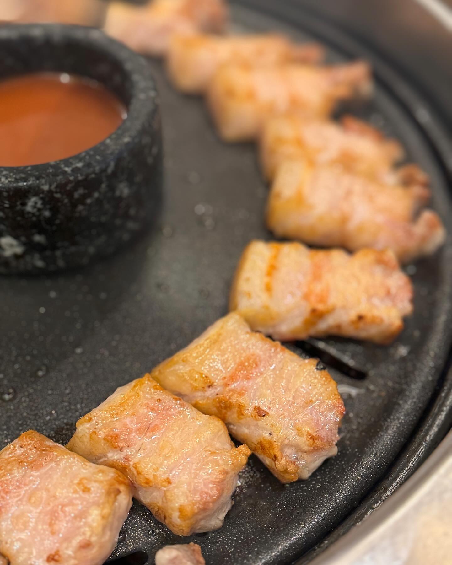 🤎
삼겹살, 항정살 두가지 먹어봤는데
우리 입엠 삼겹살이 더 맛있어서 또 추가해서 먹기 !

찬도 엄청 정갈하게 나오고, 
모든 음식은 기성품을 사용하지 않고 
직접 만들어서 제공된다니.. 👀
특히나 무생체샤베트 진짜 맛있음 !!
샤리밥에 와사비+삼겹살 올려서 삼겹살초밥 냠 ➿

그릴링서비스로 아이와 함께 가도
편하게 식사할 수 있어서 좋아좋아 :) 

셋이서 맛있게 잘 먹었뜨아➿
어른2 아이1 고기 총 몇인분 먹었게요~~? 
총 삼겹살 6인분, 항정살 2인분 
찌개에 밥까지 먹은건 안비밀 🖤
⠀