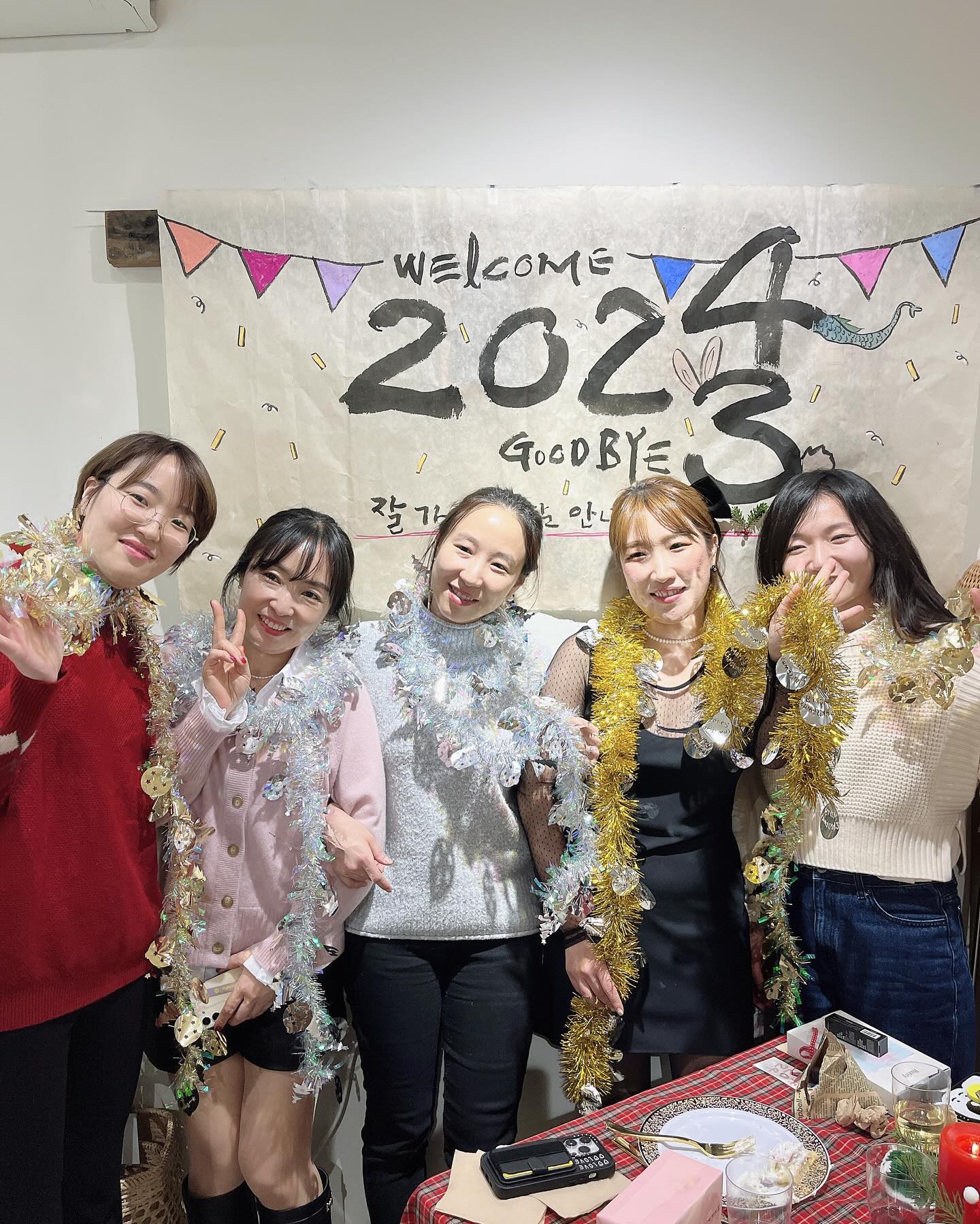 매일매일 뒷북이지만🥁
꿋꿋하게 기록을 올려볼게요!

지난 주말 있었던
#별샘서예 #송년회 겸 #크리스마스파티 ❤️
음식도 맛나고, 선물교환도 재밌구, 사진찍는 것도 즐거웠지만

사랑만 한가득인 분들과 함께해서
더 뜻깊고 기쁘고 감사한 자리였어요😍

좋은 분들만 만나기란 쉽지 않은데,
그럴 수 있다는 것은 그야말로 축복이에요...!🥰

무엇보다도...
언제나 아낌없이 다 가르쳐주시지만
그럼에도 배울 것이 가득한 doyim_kim 쌤
감사해요! 앞으로도 잘 부탁드립니다💕

#연말파티 #행복 #감사 #i의e생활