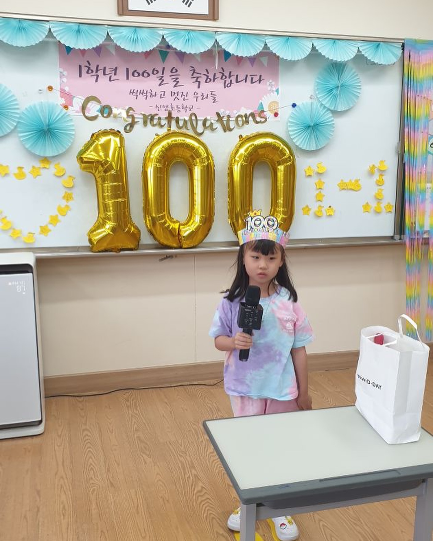 #입학100일 

학교입학 100일 기념 장기자랑 
마술준비하겠다고 
키트사서 열심히 연습 ㅋㅋ 

꽤 잘했다고 하니 뿌듯하구만 

어제는 학교를 끊을수 없냐며.... 
공부하기 힘들지... ㅠㅠ 

그치만 끊을수가 없단다... 

학교를 끊으면 친구들이랑 못만난다하니 
다니겠다함 ... 하아 ㅋㅋㅋ

#육아 #육아스타그램 #육아소통 #소통 #일상 #데일리 #베이비스타그램 #찌롱이 #육아맘 #닭띠맘
