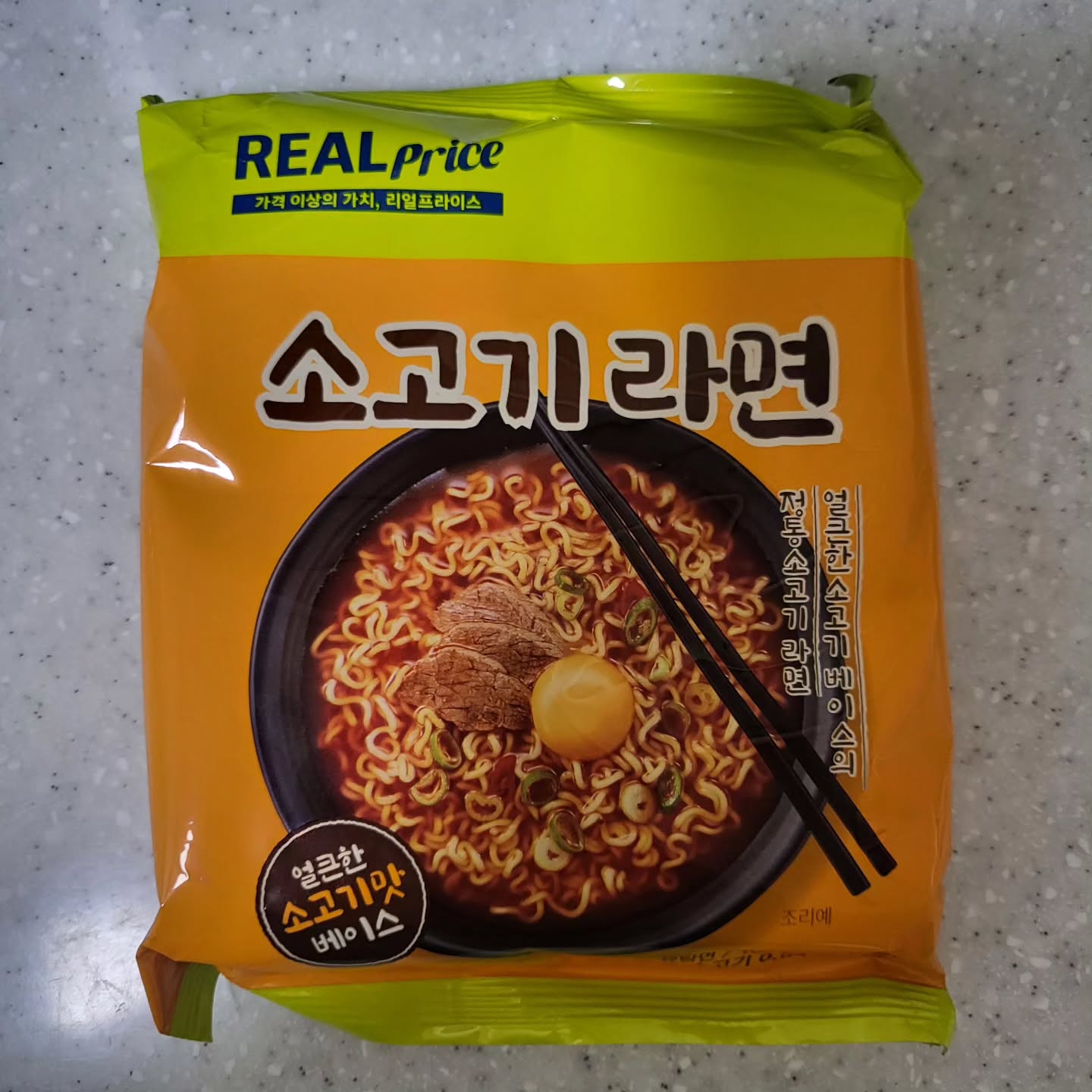 🍜 GS25 리얼프라이스 소고기라면(₩550)

GS25의 PB 가성비(?) 브랜드인 '리얼프라이스'에서 나온 소고기라면. 이번에 나왔길래 먹어봤다.
이번 라면 생산은 팔도가 담당.

구성은 가성비 라면들 특징인 유탕면과 분말스프.
딱 그게 끝이다.(건더기는 분말스프 안에...)

조리방법은 일반적인 국물라면 같이 물 끓으면 유탕면과 분말스프 넣고 다될때까지 기다리면 끝.

전반적인 맛은 얼큰한 소고기라면.
삼양의 쇠고기라면보다 조금 더 얼큰하면서 사이사이에 매콤한 맛이 조금씩 느껴지는 맛이었다. 
소고기라면이라고 하면 매운맛은 전혀없고 얼큰한 맛만 인상이 깊은데 그 인식을 깨줬던것 같다. 

개인적으론 역시 부실한 건더기가 아쉬웠는데 그건 계란으로 대체하면 괜찮을듯 하다.
--
평점) 3.9/5
재구매 의사) 있음
--
#소고기라면 #리얼프라이스 #리얼프라이스소고기라면 #GS25 #GS25신상 #라면리뷰어 #GS25소고기라면 #팔도 #라면리뷰 #라면 #신상라면 #가성비라면 #550원 #내돈내먹 #라면후기 #소고기라면후기 #gs25편의점 #PB라면 #라면스타그램