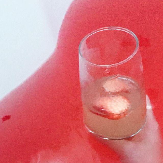 @j.l_ur on Instagram: "#광고 나의 온기를 충전해주는 Red bath time ee e……🚩🧱❤️‍🔥 내 마음과 몸을 케어하는 관리의 날. 색소 침착까지 관리해주는 메디큐브 레드 석시닉 애씨드 흔적세럼. 촥 감기는 텍스쳐로 관리실에서 사용하는 석시닉 애씨드와 살리실산의 배합을 그대로 사용해 만든 고함량 흔적세럼. 꾸준히 사용할 수록 흔적이 옅어지기에 색소침착에 꾸준히 사용중….. 🩸❤️‍🩹 

#medicube #AD @medicube_korea"