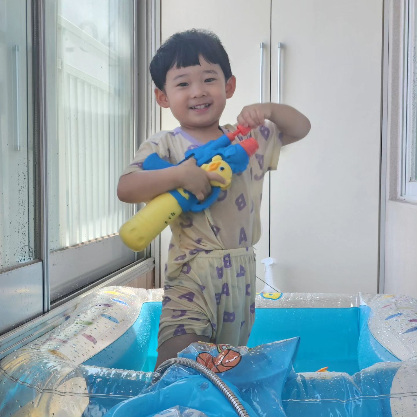 #240731 #39개월아기 #1201일

방학 3일차
오늘은 안나가시겠다고 ㅋㅋㅋ
그럼 베란다 물놀이를 시작해보자

물총에 스프레이건까지 들고
안방에 있는 아빠 쏴서 창틀청소까지 해주는 효자 ^.^

오랜만에 퍼즐도 하고
이제 레고도 꽤 만드는 #39개월아기