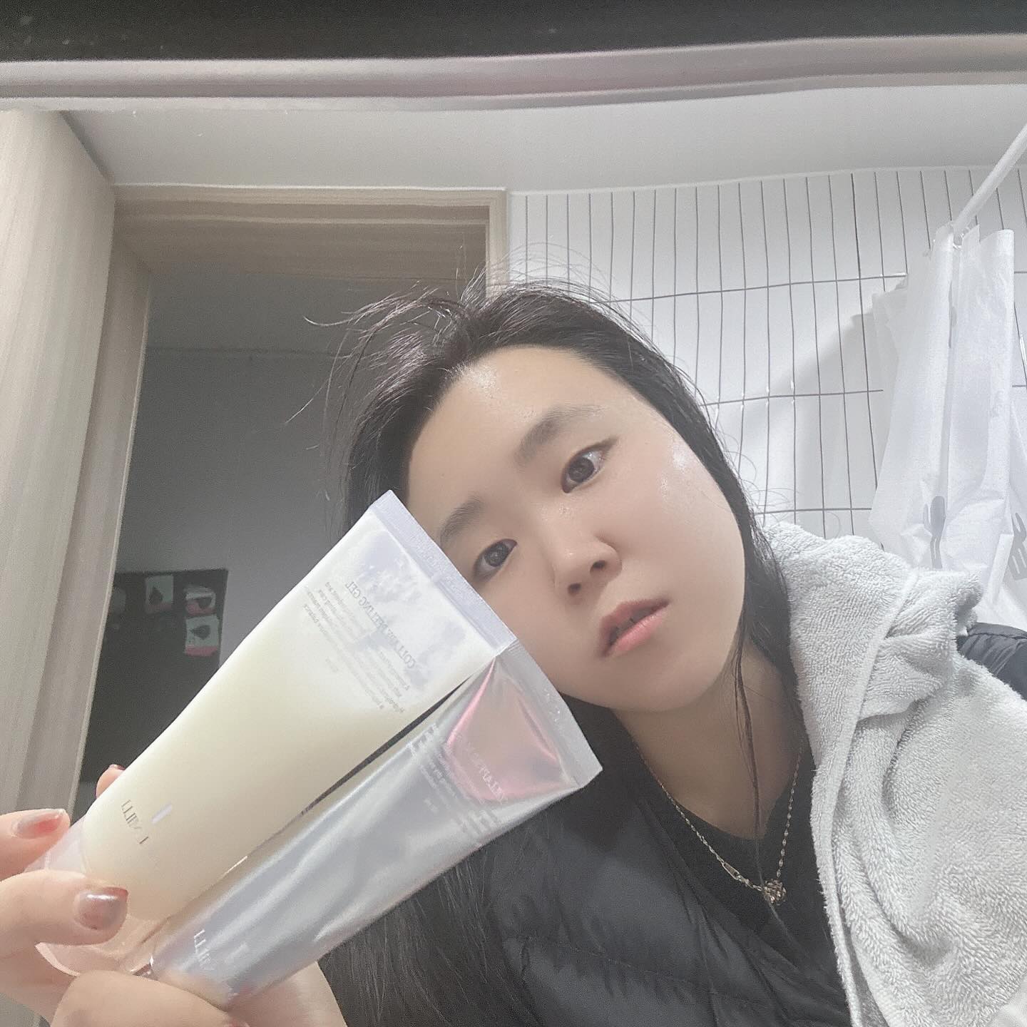 #할인구매 
좋은기회로
콜라피 3D 마스크 + 콜라피 필링젤을 
사용해보았다
Good

피부 속부터 차오르는 탄탄한 탄력감
= 동물성 콜라겐 NO
& 피부 구조와 유사 = 비건콜라겐 함유, 피부 속 , 확실한 탄력부스팅 👍🏻👍🏻👏🏻

부드러운 크림텍스처
= 어떤 피부 굴곡, 초.밀.착 랩핑
& 빈틈 nono 
밀착 = 3D 랩핑 마스크
Good

피부 저자극 테스트 완료라
믿고 사용할수 있고

민감성 피부인 나로써는
자극도 nono라
사용하기 딱 좋았다 👏🏻👏🏻👍🏻

근데,
보습까지 ‼️
= 사용하고 난뒤,
촉촉함 지속이라 

사용하기 good
앞으로 꾸준하게
사용할거고 
좋은제품을 사용할수 있는 기회를
주셔서 감사합니다 🙏🏻🤝🏻❤️
#콜라겐필오프팩 #콜라겐마스크팩 #물광리프팅 #밀리밀리 #콜라피3D마스크 #비건콜라겐 #압박콜라겐팩 #물광리프팅