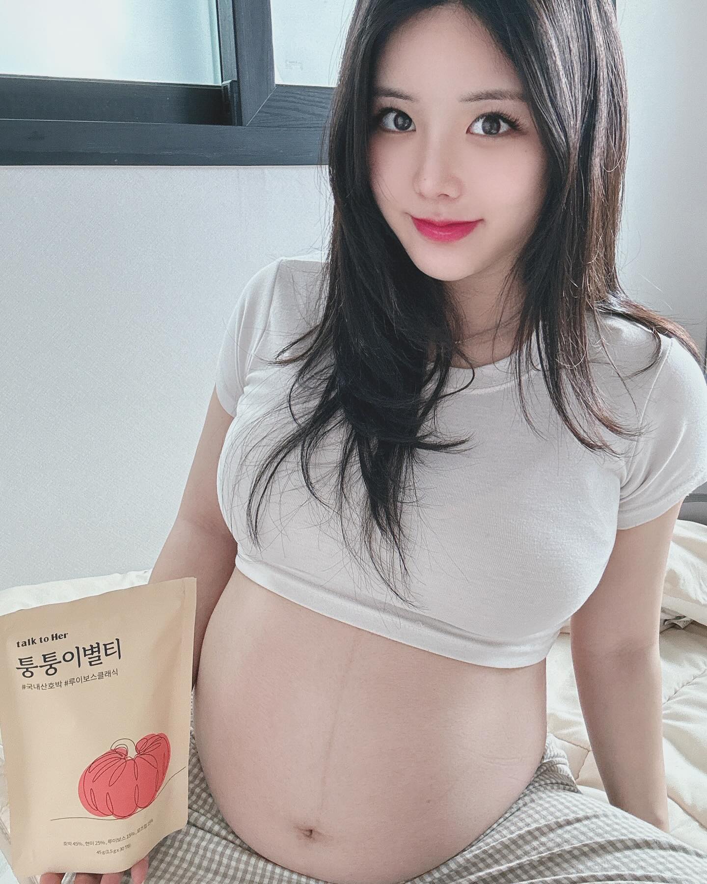 #광고#협찬 
임산부 붓기차,임산부 루이보스티로 유명한 
톡투허 퉁퉁이별티 에용!
물을 자주 마시려고 하고는 있지만 생각처럼 쉽지않은데
퉁퉁이별티는 현미가 들어있어서 그런지 엄청고소한 보리차같이
부드럽고 깔끔해요
그래서 자주 마시다보니 확실히 수분섭취에 도움되어용
완전 취향저격 ᡣ𐭩
긴 줄을 사용해서 줄이 따라들어가지않아 너무 좋더라구요
붓기에 도움이된다고 하니 임산부 임신/출산 선물추천!
저는 꼬옥 조리원에도 챙겨갈생각입니당😘

#톡투허 #퉁퉁이별티 #임산부붓기차 #임산부붓기차추천