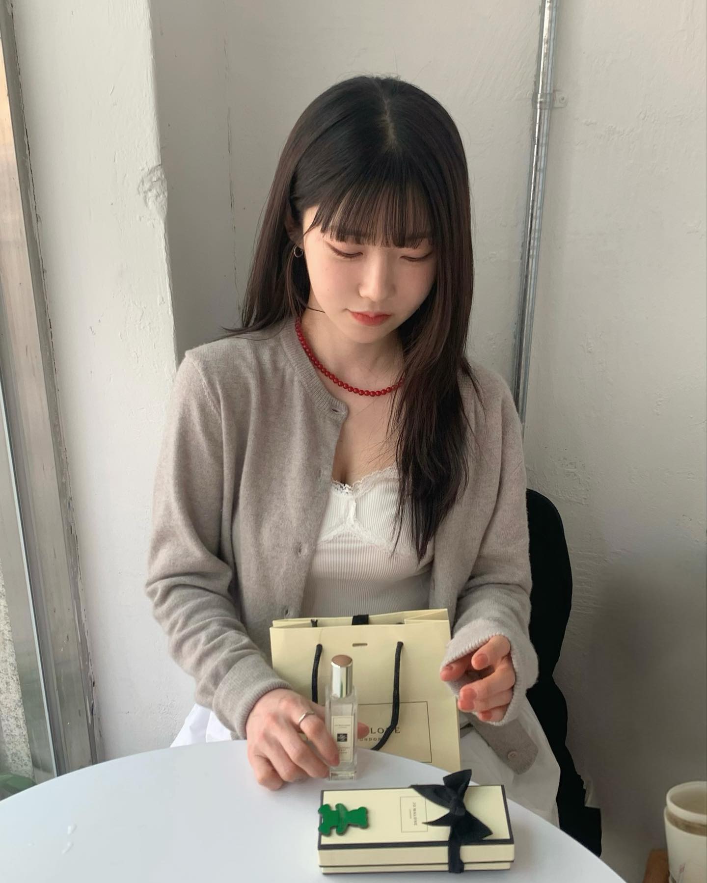 #광고 jomalonelondon
⠀
너무나 애정하는 조말론 블랙베리 앤 베이는 요즘 날씨에 너무나 잘 어울리는 향이에요 !
⠀
자몽 + 쟈스민 + 화이트 머스크향이 어우러져 하루종일 상쾌하고 산뜻함 가득 ~ 은은한 잔향까지 매력적이더라구요 블랙베리 과즙을 가미한 생기 넘치고 활발한 느낌 가득한 하루를 선물해줘요 
⠀
4/18부터 진행되는 웜지컬 월드 캠페인이 진행되었다고 해요. 코롱 30ml 구매 시 귀여운 마그네틱 핀도 랜덤으로 증정되고 있다고 하니 사랑하는 사람들에게 사랑스러운 선물 어떠세요 🤍🫧