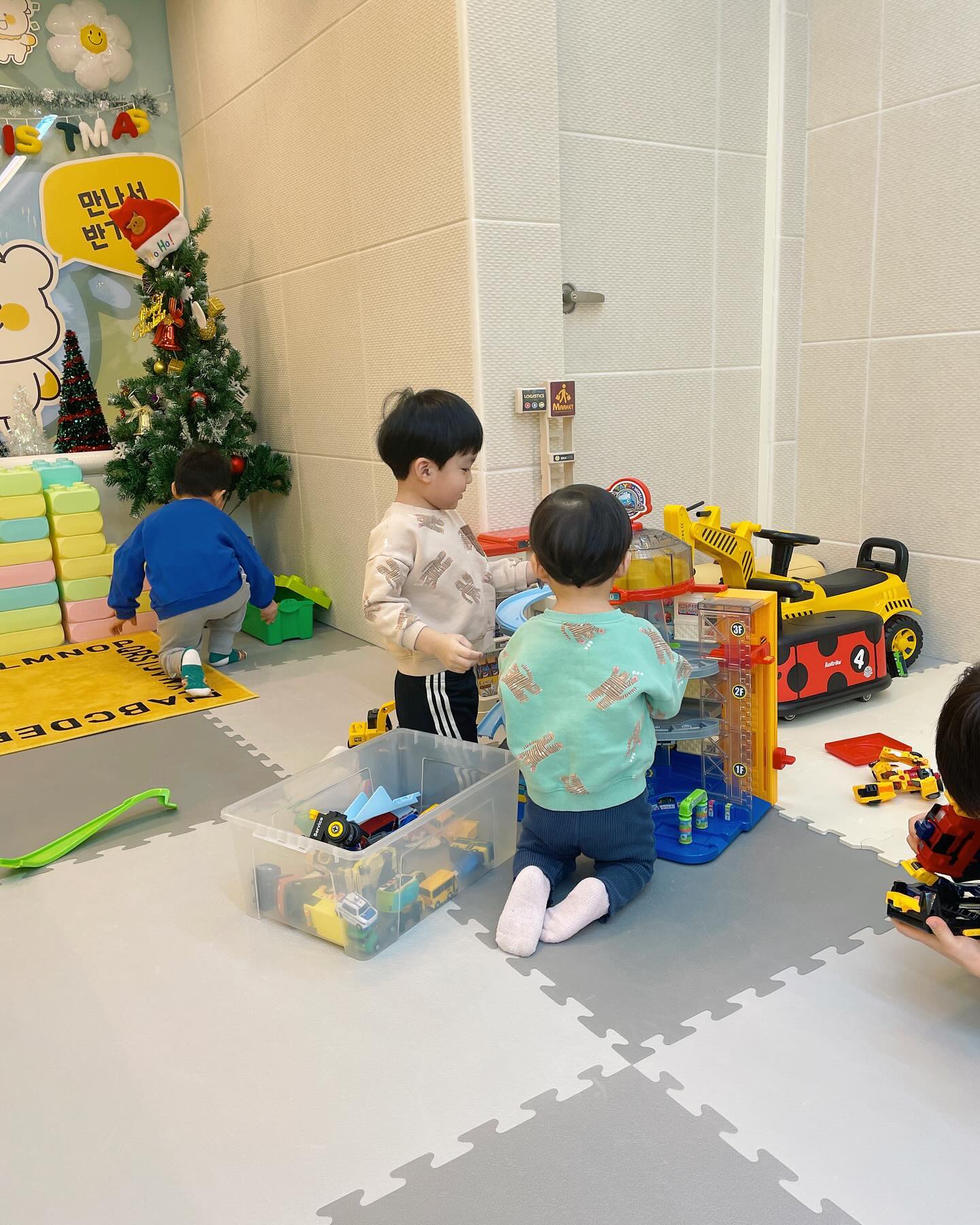 ❤️

작년 크리스마스 지나고 현서 어린이집 반 친구들이랑 동네 키카👍

나중엔 현서가 친구들한테 망치상어 잡아달라고 해서 친구들이랑 형아가 계속 잡아주고ㅋㅋㅋㅋ 망치상어의 늪에 빠진,,,😂

역시 친구들이랑 같이 노는게 최고인가봐요❤️

#어린이집친구들 #다같이키카 #2시간의행복 #동생과함께 #망치상어잡기 #낚시놀이 #타요장난감많아 #타요에푹빠지심 #깔끔그자체 #차안에서기절
