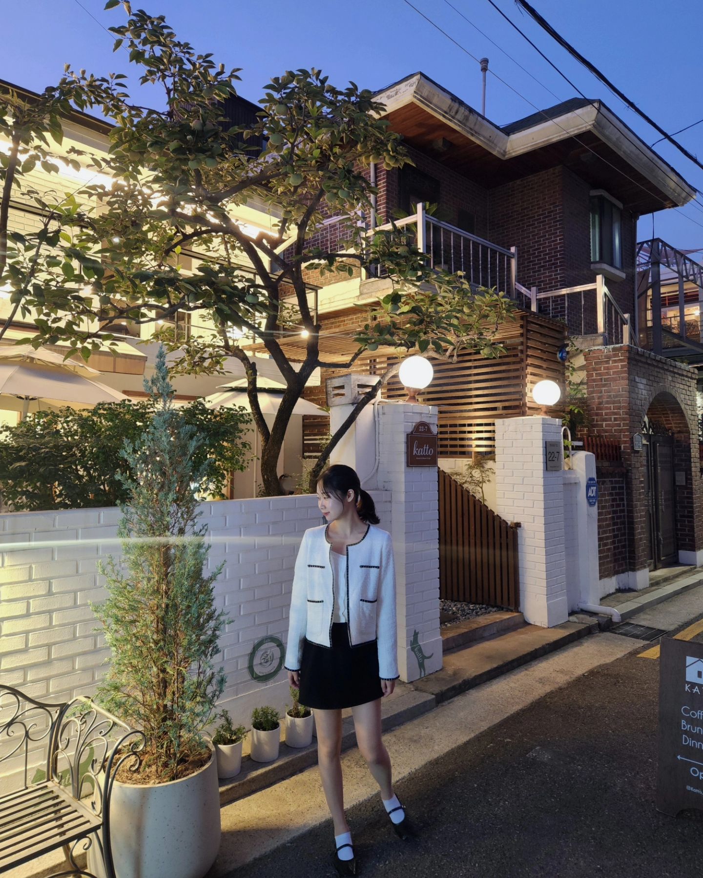 트위드의 계절이 왔습니다 🤍🖤

🤍 체형 정보
- 158cm 43kg
- 봄웜라이트 직선형 체형

👗 착장 정보
- jaket : shopcider 
- top : MUST.BE 머스트비
- skirt : hm
- shoes : shoopen_kr

#여자데이트룩 #데이트룩 #데이트룩추천 #트위드자켓
#트위드자켓코디 #트위드코디 #트위드자켓추천 #트위드룩 #가을여자코디 #가을여자패션 #가을여자데이트룩 #20대여자코디 #20대여자패션 #20대여자데이트룩 #20대데일리룩