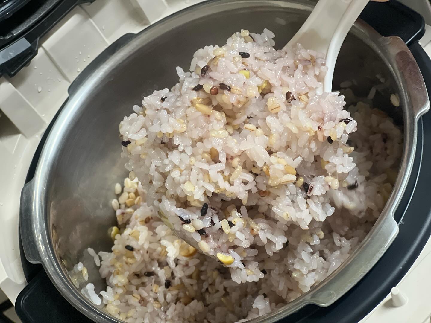 약 두달간의 스템밥솥 후기🍚

모든 곡물의 최고의 밥맛을 구현한다는 브레인을 모티브로
밥맛이 좋아 우리가족 밖에 나가면 밥맛을 평가한다는..?
밥맛 알고리즘은 진짜 최고에요👍

조약돌을 모티브로한 디자인도 주방인테리어에 한 몫하고요.

우리집은 저당잡곡기능으로 밥을 해서
실리팟용기에 담아 냉장밥을 해먹는데, 만족도는 200%에요!!

무엇보다 반영구적으로 사용하는 스텐밥솥이 가장 맘에 들어요😊

밥맛없다 하시는 분들 밥솥부터 점검해보는건 어떨까요🤔

cuchen_kr

#협찬 #밥솥 #전기밥솥 #압력밥솥 #쿠첸 #쿠첸브레인밥솥 #브레인밥솥, #주방인테리어 #잡곡밥 #주방템