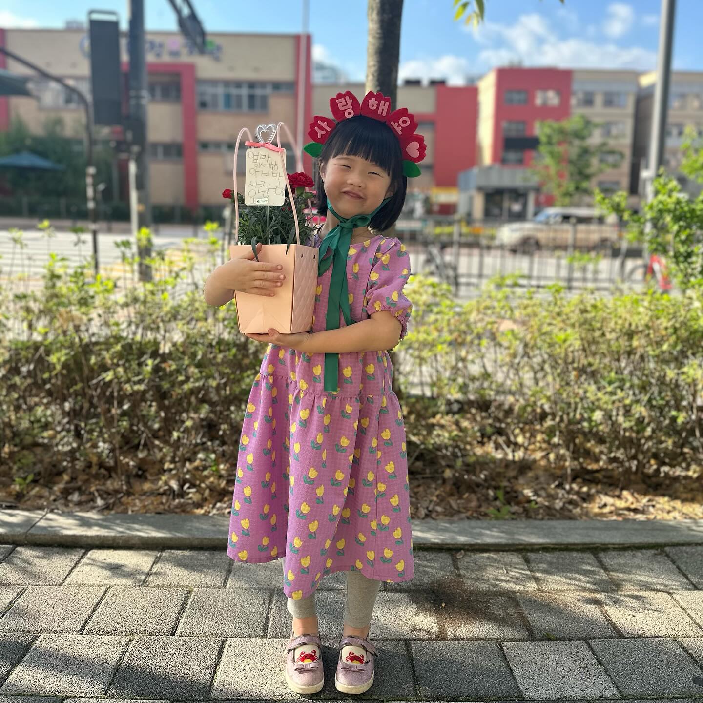 🌺
#20240508

유치원에서 화분에 카네이션 옯겨담고
부모님께 메세지 쓰기 
엄마 이서현 아빠 사랑해요 💛💛
유치원에서 받은 머리띠가 맘에 들었나 ㅋㅋ
미술수업시간에도 안뺀다고 ㅋㅋ 머리가 작아서 줄~줄
흘러내려와도 끝까지 착용했다는 이서현ㅋㅋㅋ
며칠동안 엄마 내가 미술학원에서 엄마선물 만들고 있다고
뭐 만드냐고 물어봐도 비밀이라고 안알려줌~ 
그것은 카네이션~~🩵🩵
우리딸 엄마도 아빠도 서현이 사랑해요♥️♥️

#어버이날 #카네이션
#벌써내가어버이날에카네이션받네
#편지도받고 #좋다 #나의기쁨