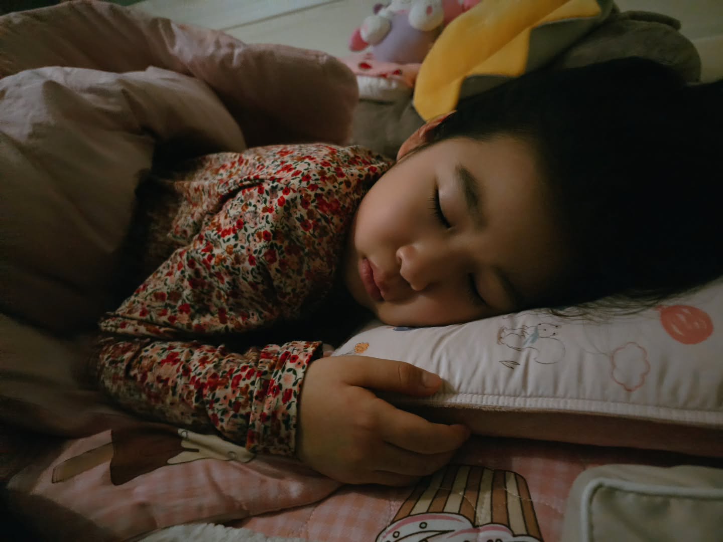 #D-3🤰

ㅤㅤ
동생만나는날이 기다려지는 언니👧
어제까지만 해도 씩씩하게 
"엄마 수술잘하고와! "
라고 얘기해주더니

오늘은 갑자기 눈시울이 붉어지더니
눈물을 참으며 얘기하길래 안아줬더니 울어버린 떠여니..
그 모습에 나까지 울어버리고..ㅠㅠㅠㅠㅠㅜ

태어나서 지금까지 단한번도 떨어져서 자본적 없는터라
걱정했는데 오늘 터져버린걸까ㅠㅠ
울면서
 "엄마 보러갈수있어? 떨어져서 자본적 없는데에😭😭" 라며
울더니
" 엄마 수술하면 아프지않아? 나 낳을때도 수술했잖아 . 아프지않았어? "
라며 걱정해주는 내딸..ㅠㅠ

언제 이리 커서 걱정도해주고 ..
잠들기전까지 훌쩍이다 잠든 울애기ㅠㅠ

엄마보고싶으면 영상통화하고 엄마보러오라고 얘기해주니
알겠다며 ㅠㅠ

5일 금방지나가니까 울지말고 학교 잘 다니고이써❤️

내눈엔 아직도 아가아가한 내 첫번째보물🫶

ㅤㅤ

#내보물 #내사랑