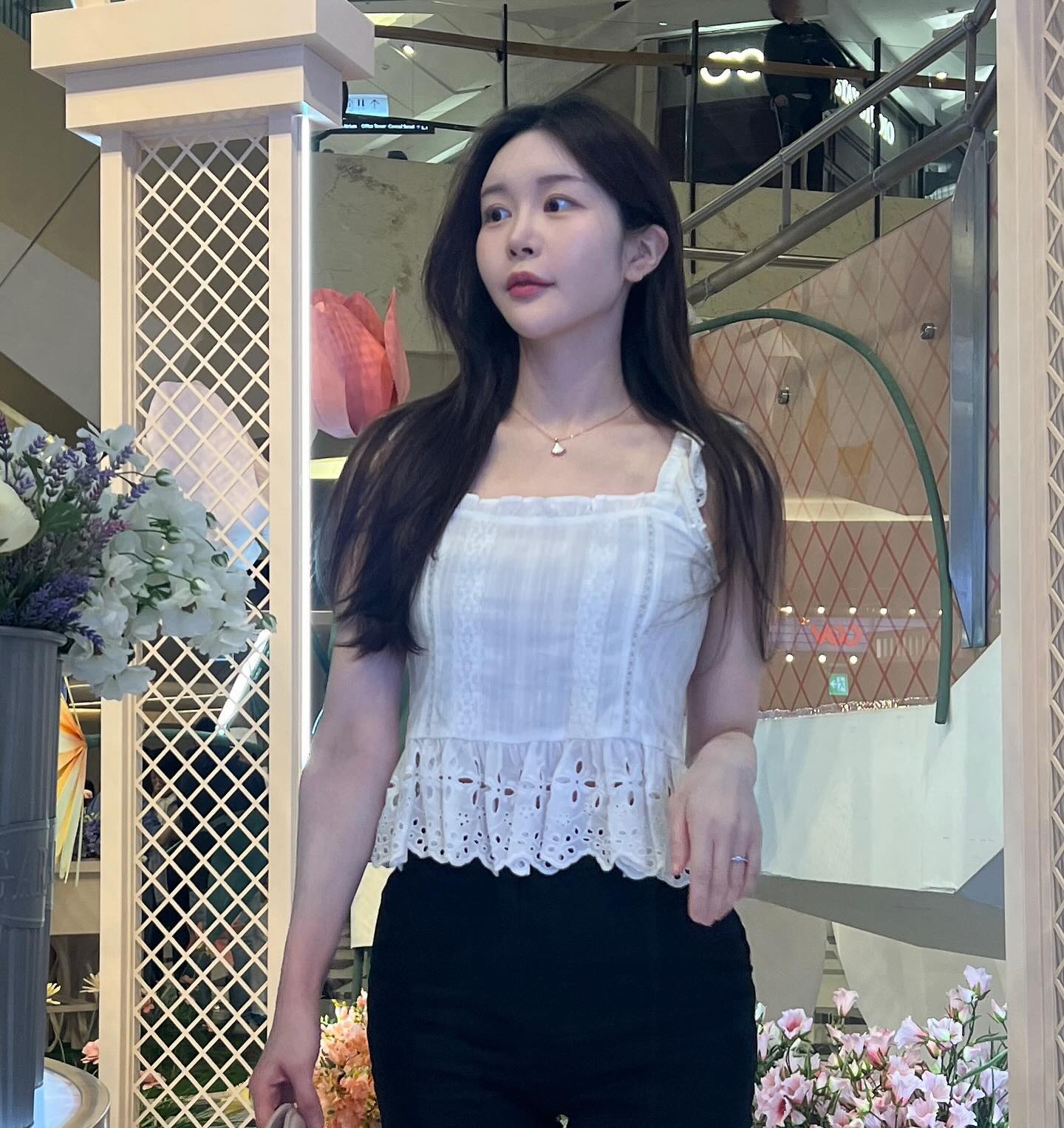 지나가다가 예쁜 꽃들이 있길래 오빠한테 찍어달라고 하기🌷🩷
나시는 입으면 불편할때가 많은데 이 옷은 등 뒤에 스모크 밴딩이 있어서 편하게 잘 입구다녔지이🪽

ladyvolume_x_ridifi ladyvolume_ordinary,#레이디볼륨 #ladyvolume #나시블라우스 #레이스블라우스 #펀칭블라 우스
