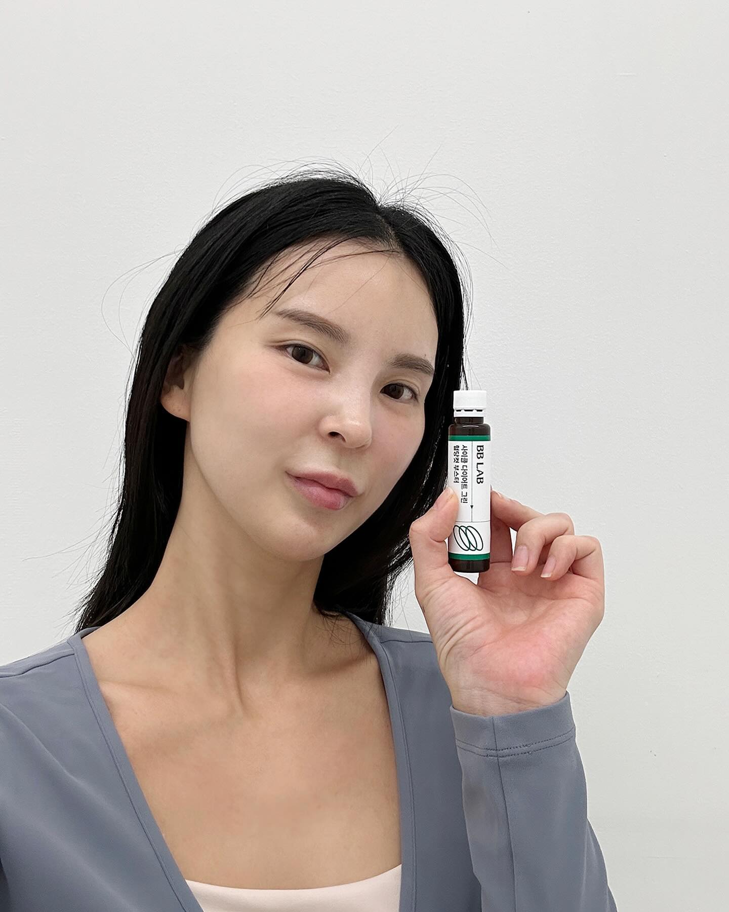 #광고 _여행다녀와서 급하게 찐 살들을 
정리하고 싶어 열심히 운동하고 있어요!
어제도 빡운동하고나서 비비랩 사이클 다이어트 
그린 혈당컷 부스터를 섭취 해주면서
하루의 다이어트 루틴을 마쳤습니다ㅋㅋ

사전 체험혜택으로 마셔보게 됐는데
다이어트와 식후 혈당관리에 도움도 주고
맛있게 섭취할 수 있어 꾸준히 챙기게 되더라구요!
꾸준히 섭취해서인지 허리둘레가 감소한 느낌이랄까요?

물 없이도 간편하게 섭취할 수 있어 휴대하기 편해
더 완벽한 루틴이 완성되는 것 같아요!

저는 다이어트를 하게 되면 활력이 떨어지는 기분인데
비타민미네랄 7종이 함유되어 활력까지 챙기고 있어요!

체지방감소와 혈당관리를 간편하게 원하는 분들은
맛있게 섭취할 수 있는 비비랩 사이클 다이어트 그린 혈당컷 부스터 무조건이죠!

3월 25일 올리브영 단독런칭으로 
올영 오프라인 매장에서 만나볼 수 있고
3월 25일 8시 올영 라이브에서 
최대혜택까지 챙겨보세요!

🏷비비랩 사이클 다이어트 스린 혈당컷 부스터
bblab_official

#뉴트리원 #비비랩 #BBLAB #혈당다이어트 #사이클다이어트그린혈당컷부스터
#혈당관리 #혈당케어 #혈당스파이크 #건강한다이어트 
#부스터샷 #체지방관리 #내장지방빼는법 #뱃살관리 
#체중관리 #체지방다이어트 #애플페논다이어트 
#혈당컷다이어트 #식후혈당조절 #혈당상승억제