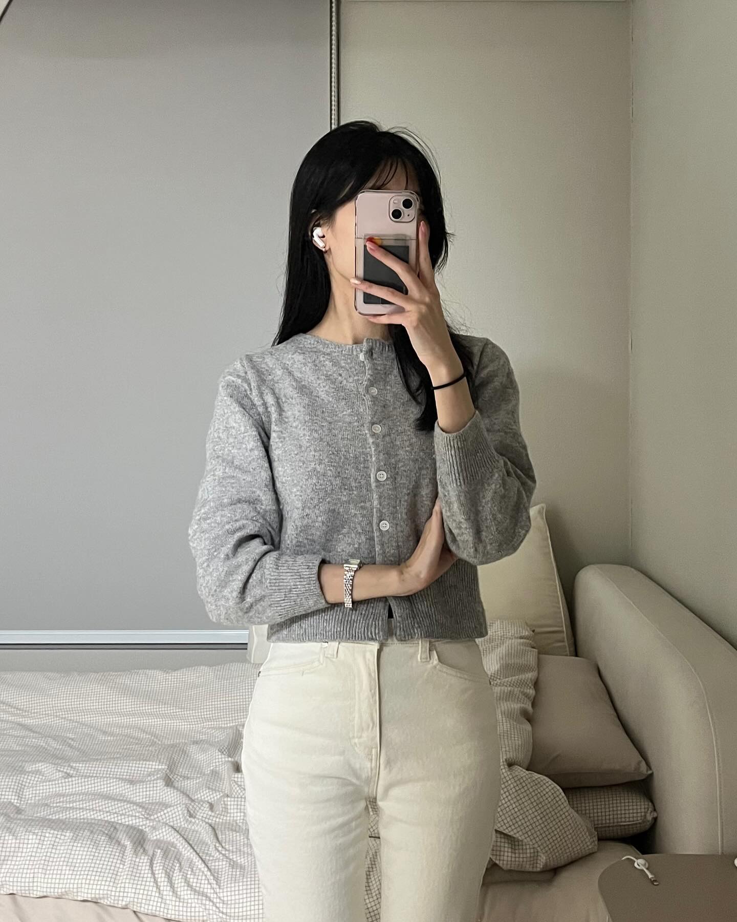 오늘 넘 맘에 드는 흰바지 입고 룰루랄라 출근했는데
보쌈 먹다가 바지에 흘렸어요......😇
평소에 뭐 잘 안흘리는데 흰옷 입은 날은 국룰인건가 🤔
⠀
🤍 top : celia.jh 
🤍 bottom : with.hawa 강 력 추 천
🤍 shoes : autryglobal 
⠀