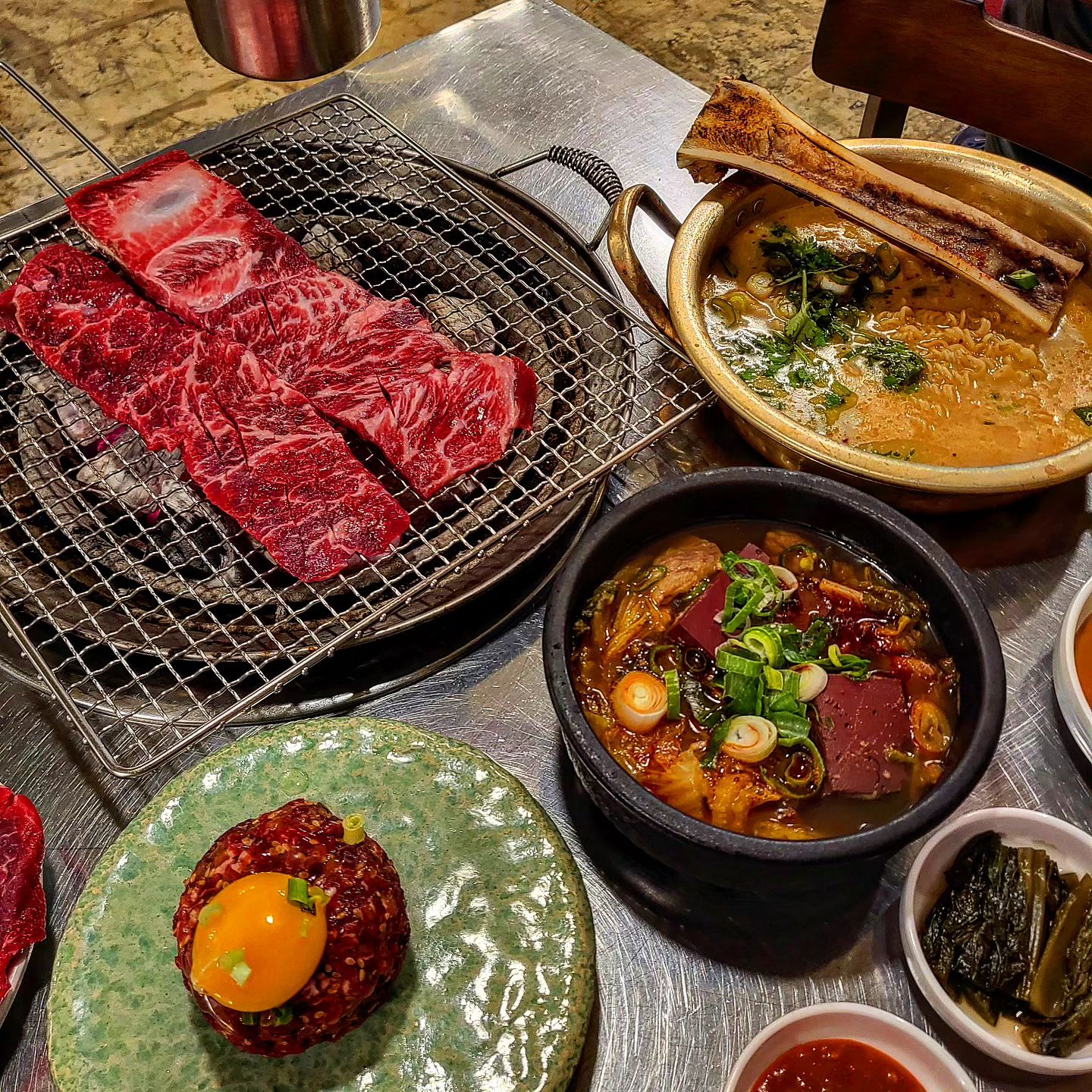 #협찬 🐮남영동 양문

소갈비포 직접 뜨는 소갈비 맛집 남영동 양문 다녀왔어요!
소갈비랑 찰떡인 버터올려서 구우니까
감칠맛이 더 미쳤더라고요💦

반찬으로 나온 양념 게장도 맛있어서 따로 판매까지 한다고 하네요^^
김치도 강원도 태백 고랭지 배추와 무를 사용한다고해요

사장님귀는 당나귀귀, 미우새, 스타맛세권 등
방송에도 나온 핫한 맛집이라 회식장소로도 굿
재방문률 높은 곳이라하니
방문해보면 좋을듯합니다!

#남영동양문 #남영동양문신촌점 #신촌맛집 #신촌역맛집 #신촌소고기 #신촌고기집 #신촌회식 #미우새소갈비 #미우새맛집 #소고기맛집 #사장님귀는당나귀귀 #사장님귀는당나귀귀소고기 #사장님귀는당나귀귀고기집