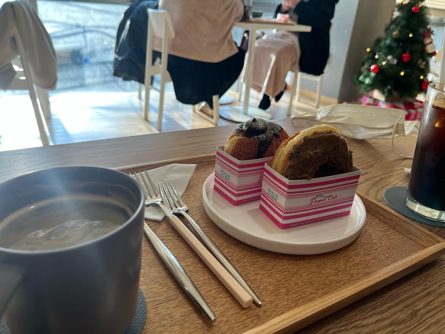 🎄
인간은 어리석고 같은 실수를 반복한다…

오늘도 예상대로 티격태격 🗣️🗣️
J와 P의 만남은 쉽지 않다 😅
그래도 먹을 때는 평화로움 

#메리크리스마스 #얼그레이도넛 🍩 #캘리포니아도넛클럽