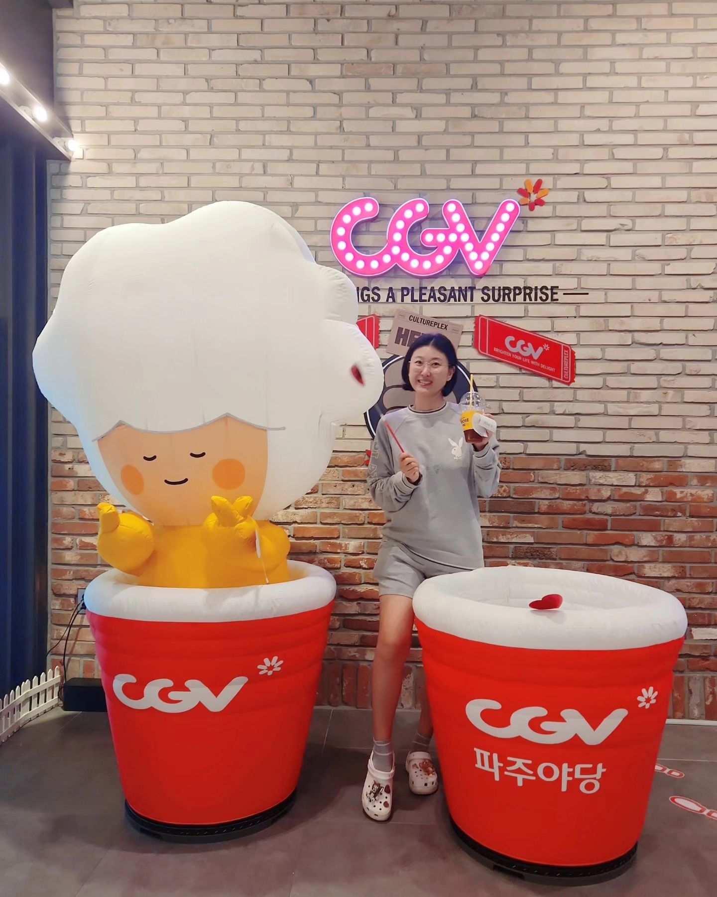 .
오랜만이에요🖐
요즘 컨디션이 넘 안 좋아서 소통에
소홀했는데 저 보고 싶었죠?
(보고 싶었다... 그냥 믿을래요😅)

오늘부터 추석 연휴 시작이에요.
연휴엔 뭐니뭐니해도 영화죠?ㅎㅎ
전 좌석이 리클라이너라 항상 오는
CGV로 냅다 달려왔는데 포토존이
생겼지 뭐예요~~
몰골 생각도 안하고 사진 남기긔✌️.
연휴 시작을 전 강참치님과 하는데
울 님들은 어떻게 보내실까요?
모두모두 행복한 추석 연휴되세요
🩷🫶
.
#강동원님자세히보려고안경낌 
#천박사님을아세요
#천박사퇴마연구소
#천박사퇴마연구소_설경의비밀
#CGV파주야당 #파주영화관  #파주전좌석리클라이너
#파주돌비애트모스 
#파주포토존 #파주데이트코스
#옥이동이 #옥동부부 #부부스타그램
#달달한럽스타그램을가장한
#얼굴다팔려서이혼은안돼프로젝트
#더얼굴팔리게 
. 
#선팔하면맞팔가요
#소통환영 #팔로우반사 #맞팔선팔환영
#しんこんふうふ #新婚夫婦
