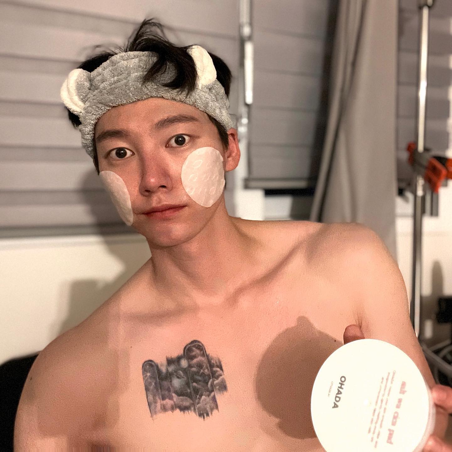 안녕하세요✋
In and Out 관리 헬스&뷰티 왕국을
비밀리에 건설하고 있습니다🤫🤫
ohada_cosmetic 👈
#오하다 #토너패드 는
제가 후원받는 ‘그’ 부스터랑 함께 사용하시면
더 효과적일지도 몰라요💪💪
저자극 비건인증 #ohada 토너패드는
130수로 국내최초로 도톰하게 제작되어
운동으로 지친 피부를 진정시켜 줍니다
그 왜 저희 반팔티 고를 때 10수, 30수, 60수 있잖아요🤔
단체티같은 빳빳하게 두꺼운 반팔티가 60수 정도로 생각하시면 되는데
이정도 두께면 어떤 사용감일지 잘 아시겠죵?😁
운동은 훈련👉섭취👉휴식까지가 한세트니까
오늘은 근육도 피부도 충분히 휴식하시길 바라겠습니다🔥🔥