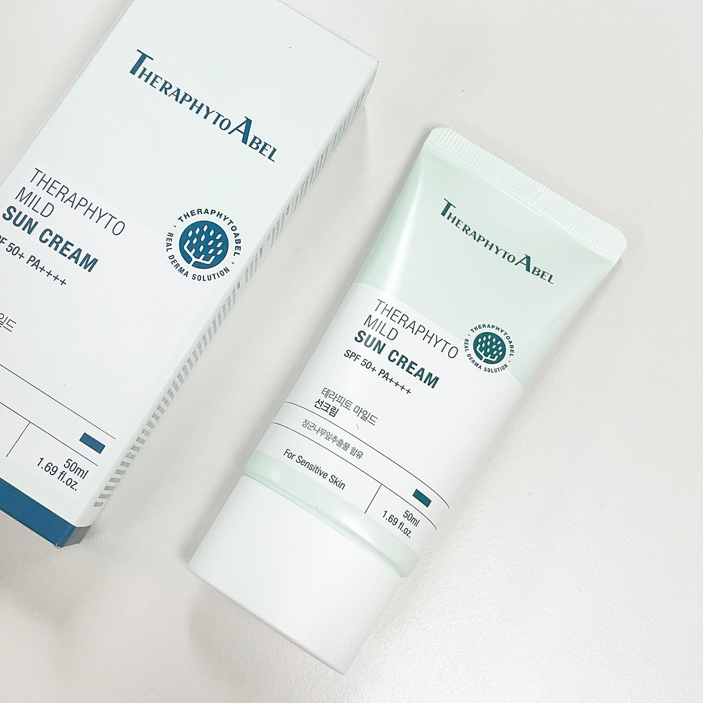 #광고
#테라피토에이벨
#theraphytoabel
theraphytoabel
-
요즘 햇빛이 쨍쨍했다가 갑자기
흐려졌다가 비가오고 오락가락
난리더라구요 날씨가 흐리다고 선크림을
안바를 수가 없는데용
이번에 여름 휴가때 가지고 가서
유용하게 사용한 제품 후기 들고왔습니다
-
테라피토에이벨
#테라피토마일드선크림
SPF 50+ PA++++
-
베트남이 워낙 더운 나라라서
선크림은 필수로 챙겨가야겠더라구요
얼굴 뿐 아니라 팔, 다리에도
같이 발라준 제품이랍니다!
-
초강력 진정성분
장군나무잎추출물이 들어가 있어서
약간 브라운 톤의 크림이에요
항알레르기, 항균, 항염효과가 뛰어나고
피부진정에 도움을 주는 성분이라고 합니다
-
7중 히알루론산, 판테놀, 세라마이드가
함유되어 있어서 촉촉하고 보습감까지
느껴지는 선블럭이에요!
바를때는 촉촉하고 싹 흡수가 되면
마무리감까지 좋아서 화장하고도 밀리지
않아서 좋더라구요~
덕분에 피부가 타지 않고 제 피부 그대로
유지할 수 있었습니당 ㅎㅎ
-
피부자극 테스트 까지 완료된 제품이니
안심하고 사용가능합니당!!
다 사용하면 재구매하고 싶은 제품이에용~
-
#진정#민감성피부#자외선차단제
#선크림추천 #선크림 #수분선크림