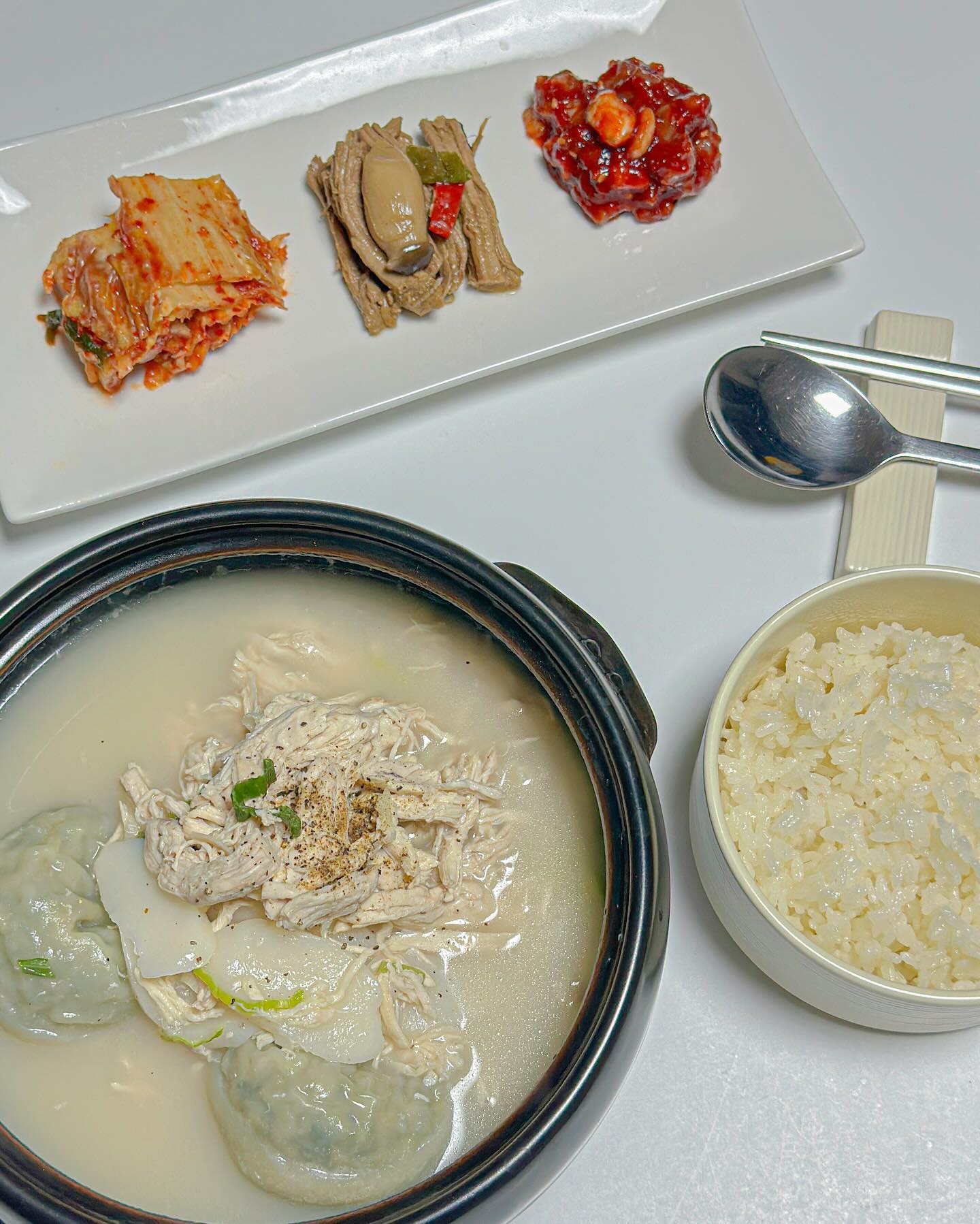 #제품제공 #모씨네

오늘의 점심은
쌀쌀한 요즘 딱 어울리는
’모씨네‘ 닭곰탕🍲

냄비에 육수랑 닭 고명 넣어 
뜨끈하게 끓이기만 하면 끝!이지만
추가로 떡이랑 만두 넣어 떡만둣국 완성 ♥

넉넉한 고기는 기본❗️
육수 분말, 농축액이 아닌 닭발, 한우사골, 
돼지사골을 모씨네만의 황금비율로 
가마솥에서 오랜 시간 정성으로 끓여 
국물이 진하고 깔끔 담백해
국물요리 베이스로 사용하기 딱👍🏻

신선한 100% 국내산 닭가슴살을 당일 사용하고
삶지 않고 찜기에 쪄서 육즙 손실을 줄여
퍽퍽하지 않고 속까지 부드러워☺️
손으로 직접 찢어 소금 간해서 바로 진공한 뒤 
급냉고로 넣어 위생과 신선도에 신경써 잡내 1도 안나고
진하고 담백한 국물과 너무 잘 어울려
갓 지은 흰쌀밥 + 잘 익은 김치랑 먹으면 크으~~~👏

당진 맛집 닭곰탕을 집에세 쉽게 
먹을 수 있다니 너무 좋아😉
⠀

📍모씨네 본점
충남 당진시 당진시장길 115
https://naver.me/FxLXYHhX
⠀

#닭곰탕 #사골곰탕 #닭육수 #곰국 #사골국 #사골육수 #건강식 #닭요리 #닭곰탕맛집