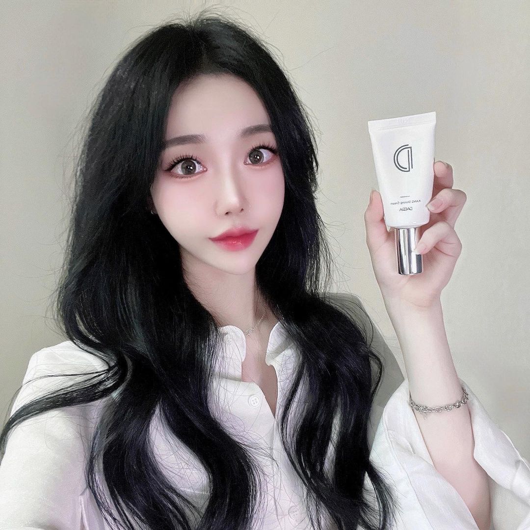 새 롬 on Instagram: “#협찬 ⠀ ⌜𝖣𝖠𝖤𝖱𝖠⌟ 𝖪𝖠𝖭𝖦 𝖲𝗁𝗂𝗇𝗂𝗇𝗀 𝖢𝗋𝖾𝖺𝗆 🤍 ⠀ 무너짐 ✘ / 다크닝 ✘ / 모공부각 ✘ 촉촉한데 커버력과 지속력까지 좋아 예쁜 피